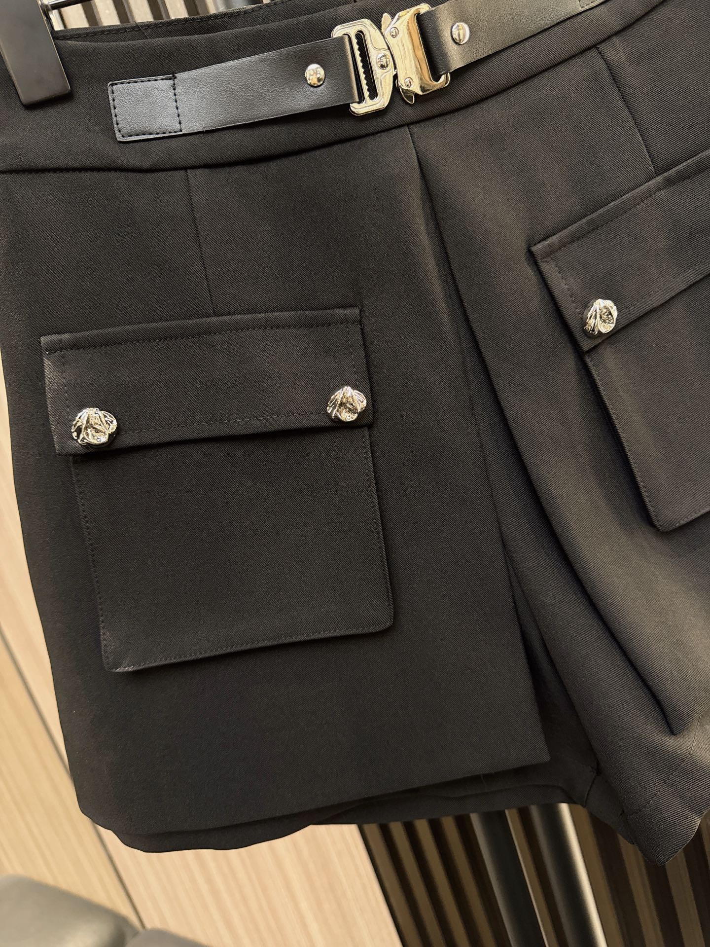 ✨✨✨CELINE✨✨✨2025秋冬新品上架！Celine半扣腰带大口袋短裤，时尚与实用完美结合。高腰设