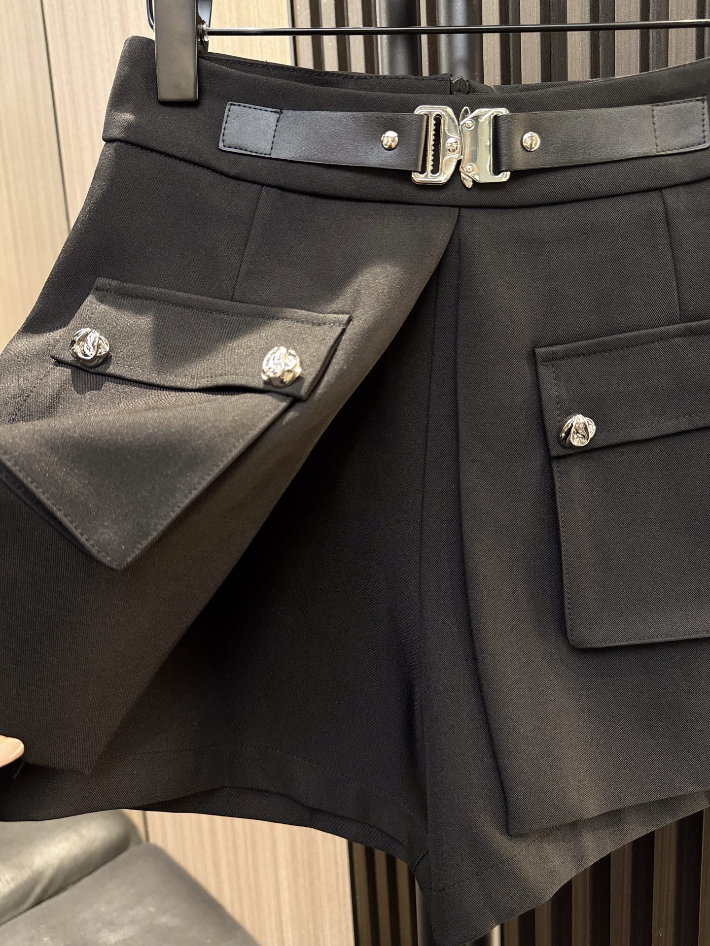 ✨✨✨CELINE✨✨✨2025秋冬新品上架！Celine半扣腰带大口袋短裤，时尚与实用完美结合。高腰设