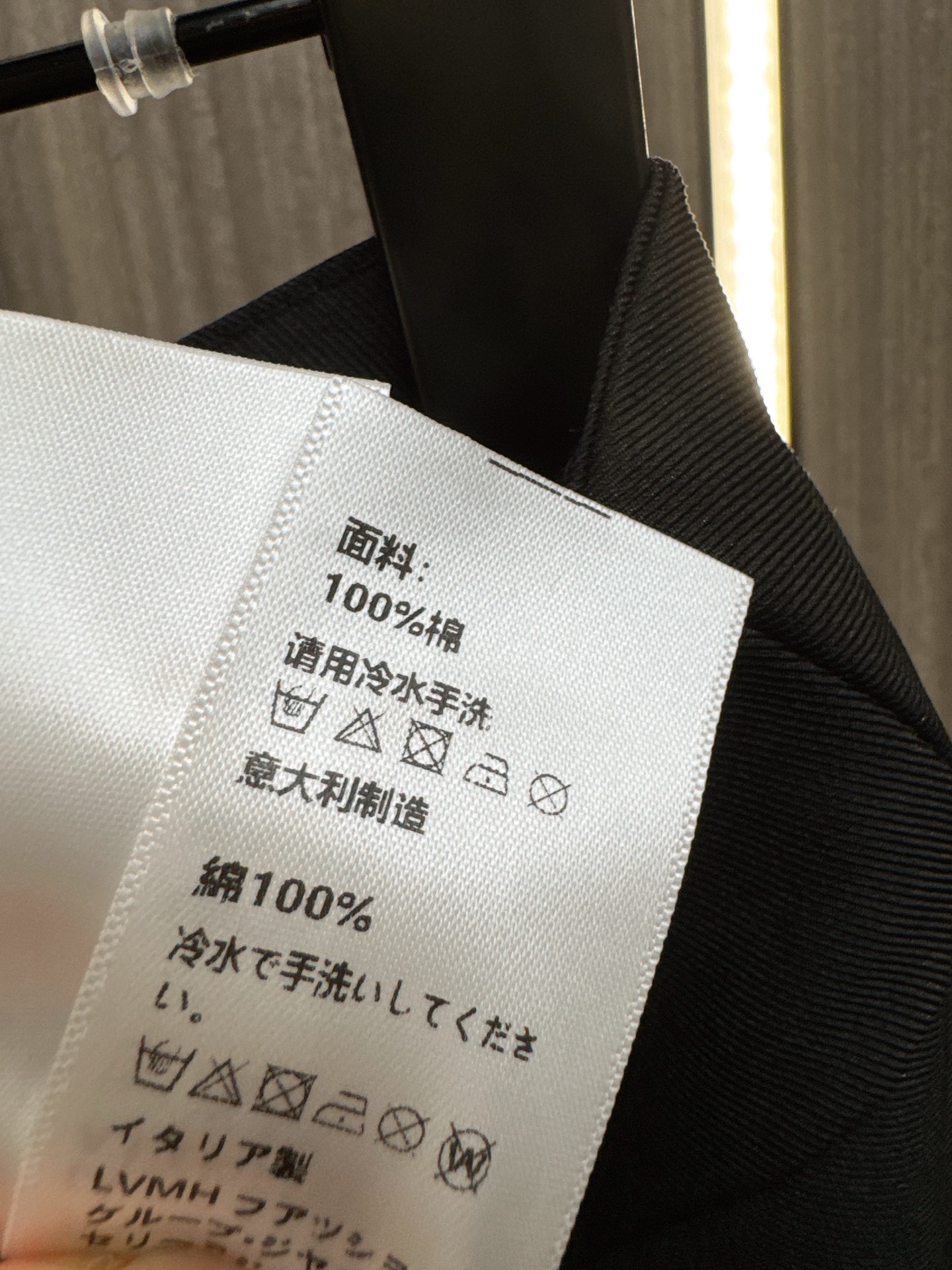 ✨✨✨CELINE✨✨✨2025秋冬新品上架！Celine半扣腰带大口袋短裤，时尚与实用完美结合。高腰设