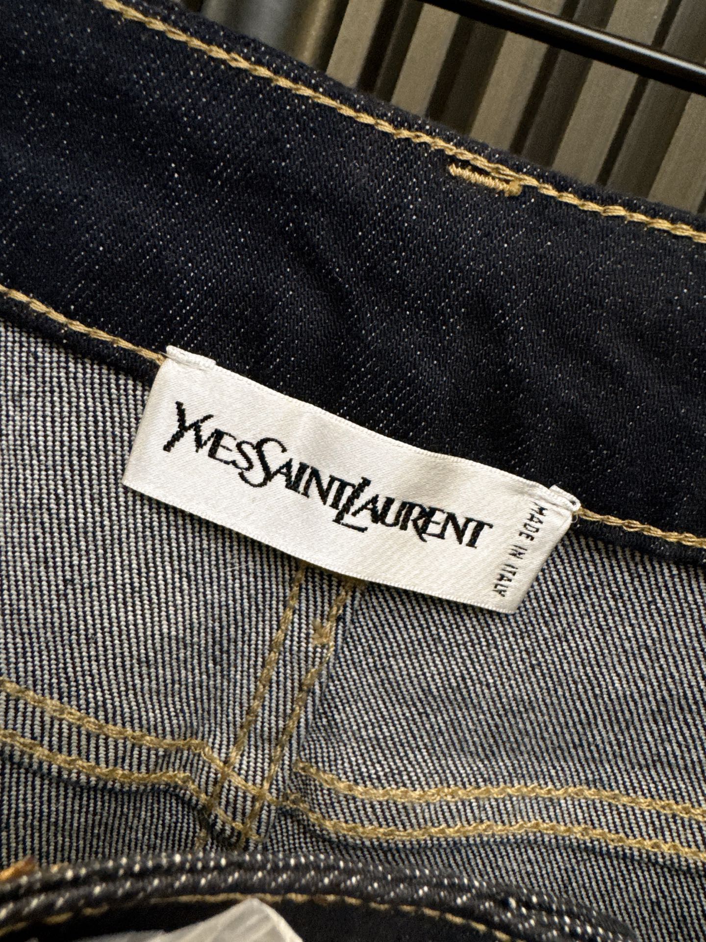 ✨✨✨圣罗兰✨✨✨2025秋冬新款💫logo腰带直筒牛仔裤重磅来袭💫 精选面料打造高端质感，立体剪裁修饰