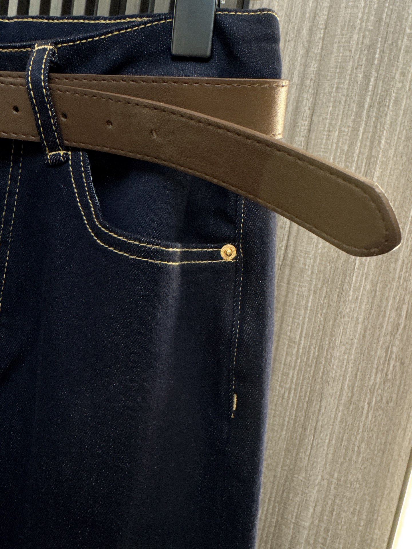 ✨✨✨圣罗兰✨✨✨2025秋冬新款💫logo腰带直筒牛仔裤重磅来袭💫 精选面料打造高端质感，立体剪裁修饰