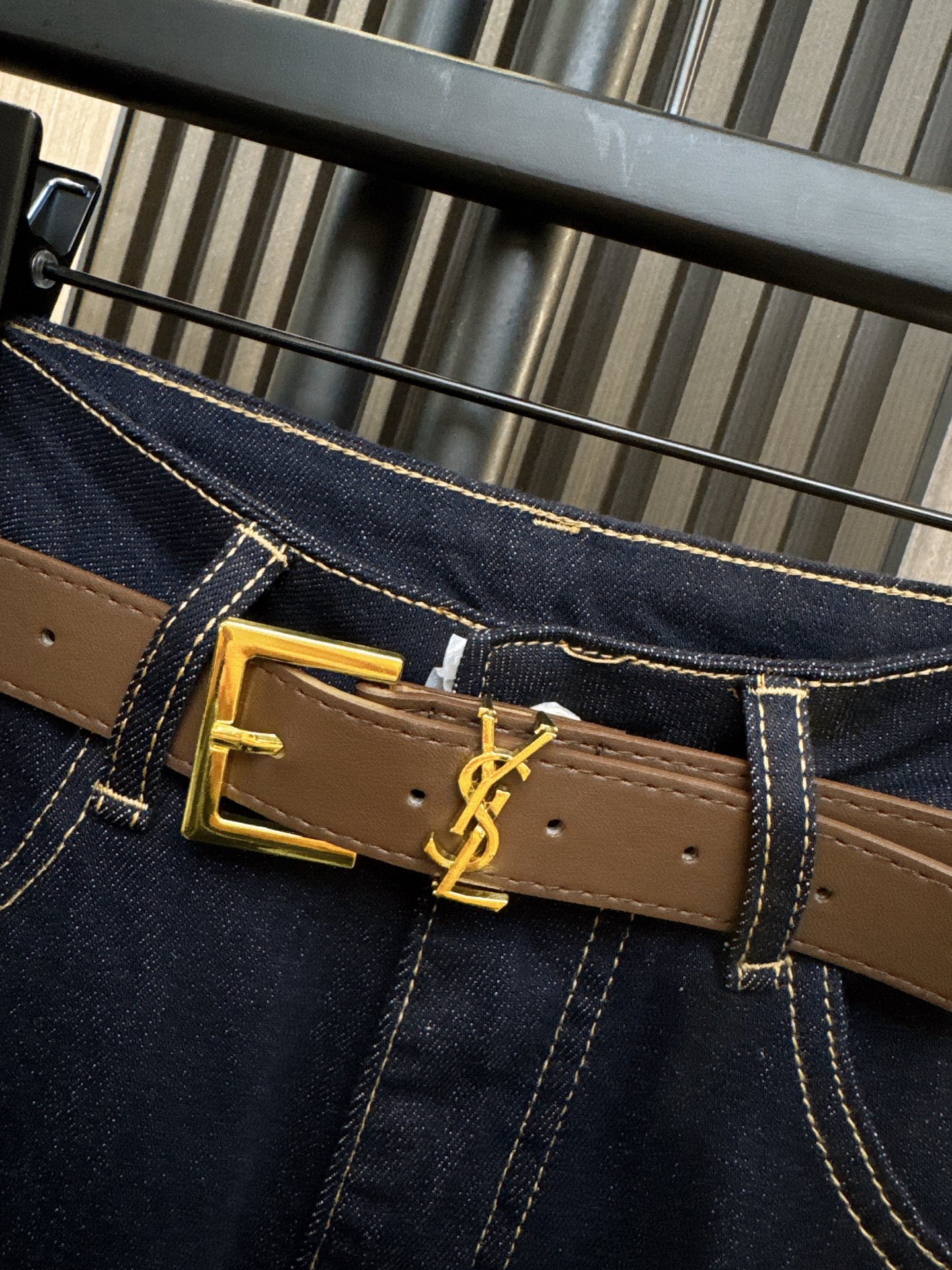 ✨✨✨圣罗兰✨✨✨2025秋冬新款💫logo腰带直筒牛仔裤重磅来袭💫 精选面料打造高端质感，立体剪裁修饰