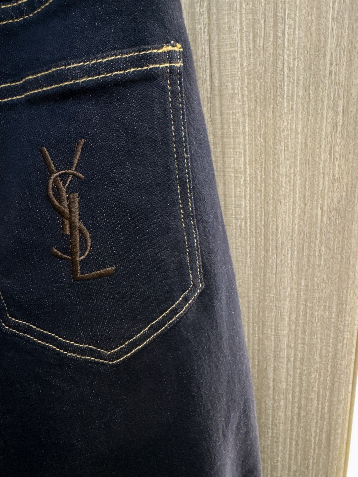 ✨✨✨圣罗兰✨✨✨2025秋冬新款💫logo腰带直筒牛仔裤重磅来袭💫 精选面料打造高端质感，立体剪裁修饰