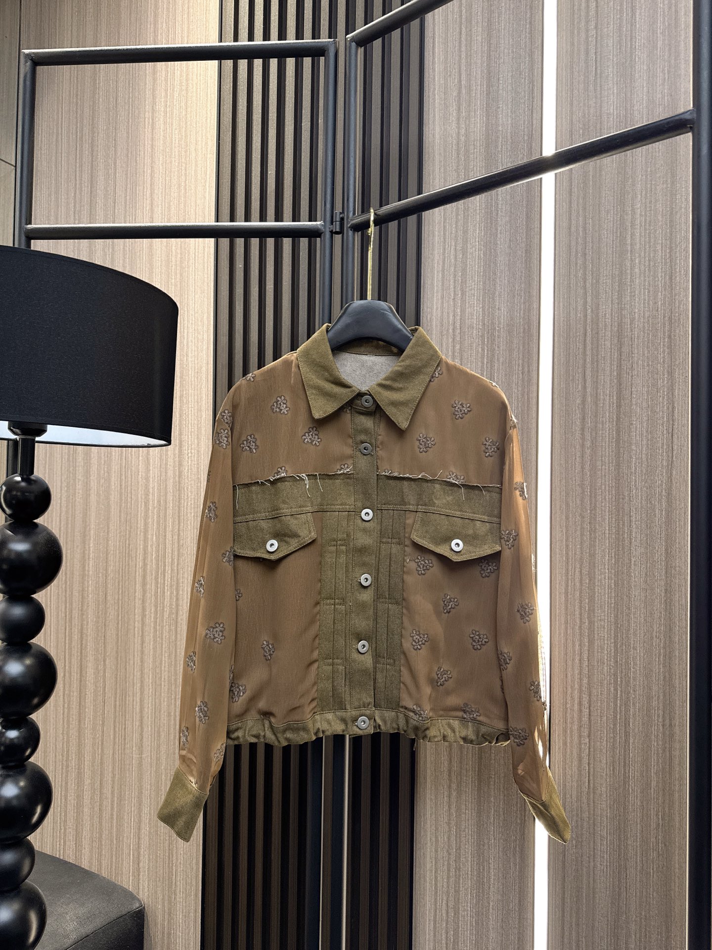 ✨✨✨Sacai✨✨✨2025秋冬新款💫花朵刺绣拼接牛仔长袖上衣💫精选舒适牛仔面料，独特的花朵刺绣工艺，