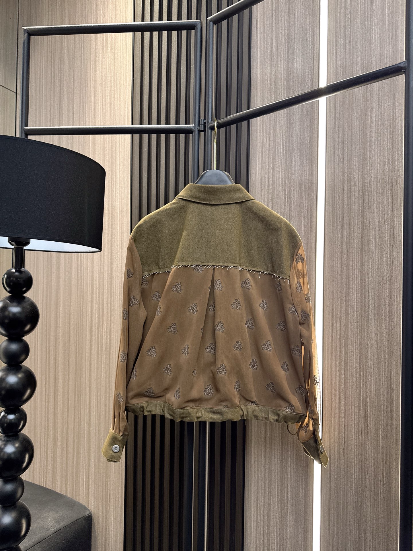 ✨✨✨Sacai✨✨✨2025秋冬新款💫花朵刺绣拼接牛仔长袖上衣💫精选舒适牛仔面料，独特的花朵刺绣工艺，