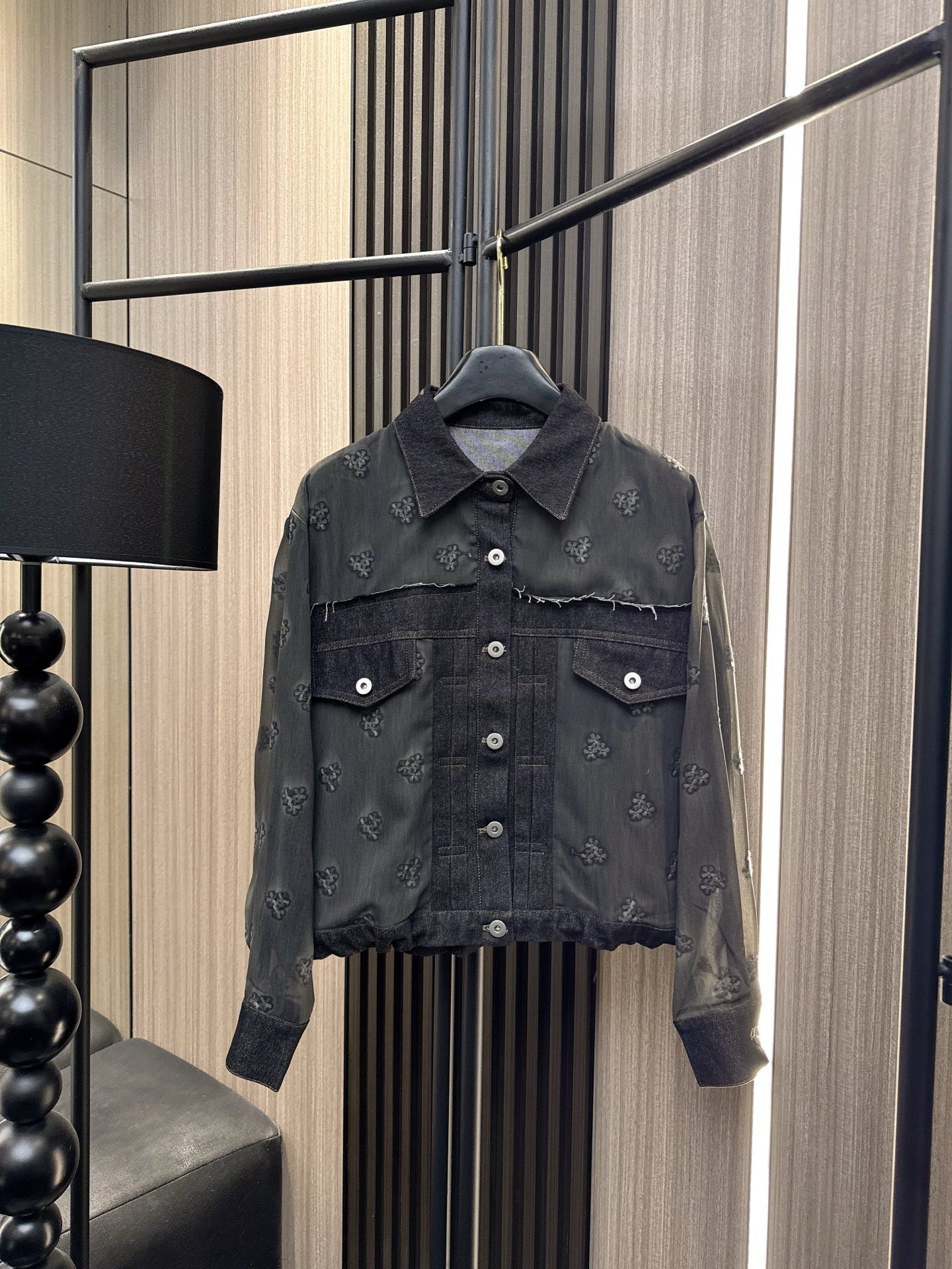 ✨✨✨Sacai✨✨✨2025秋冬新款💫花朵刺绣拼接牛仔长袖上衣💫精选舒适牛仔面料，独特的花朵刺绣工艺，