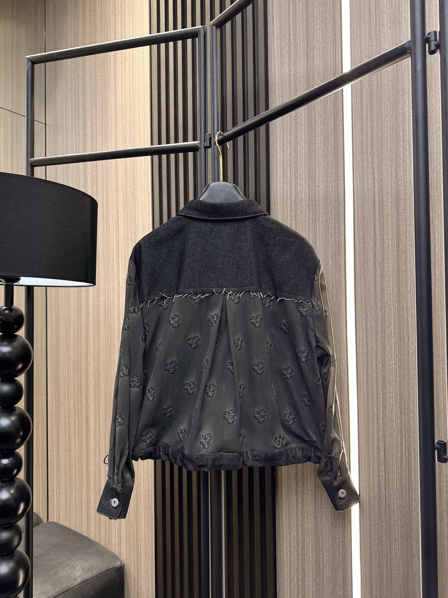 ✨✨✨Sacai✨✨✨2025秋冬新款💫花朵刺绣拼接牛仔长袖上衣💫精选舒适牛仔面料，独特的花朵刺绣工艺，