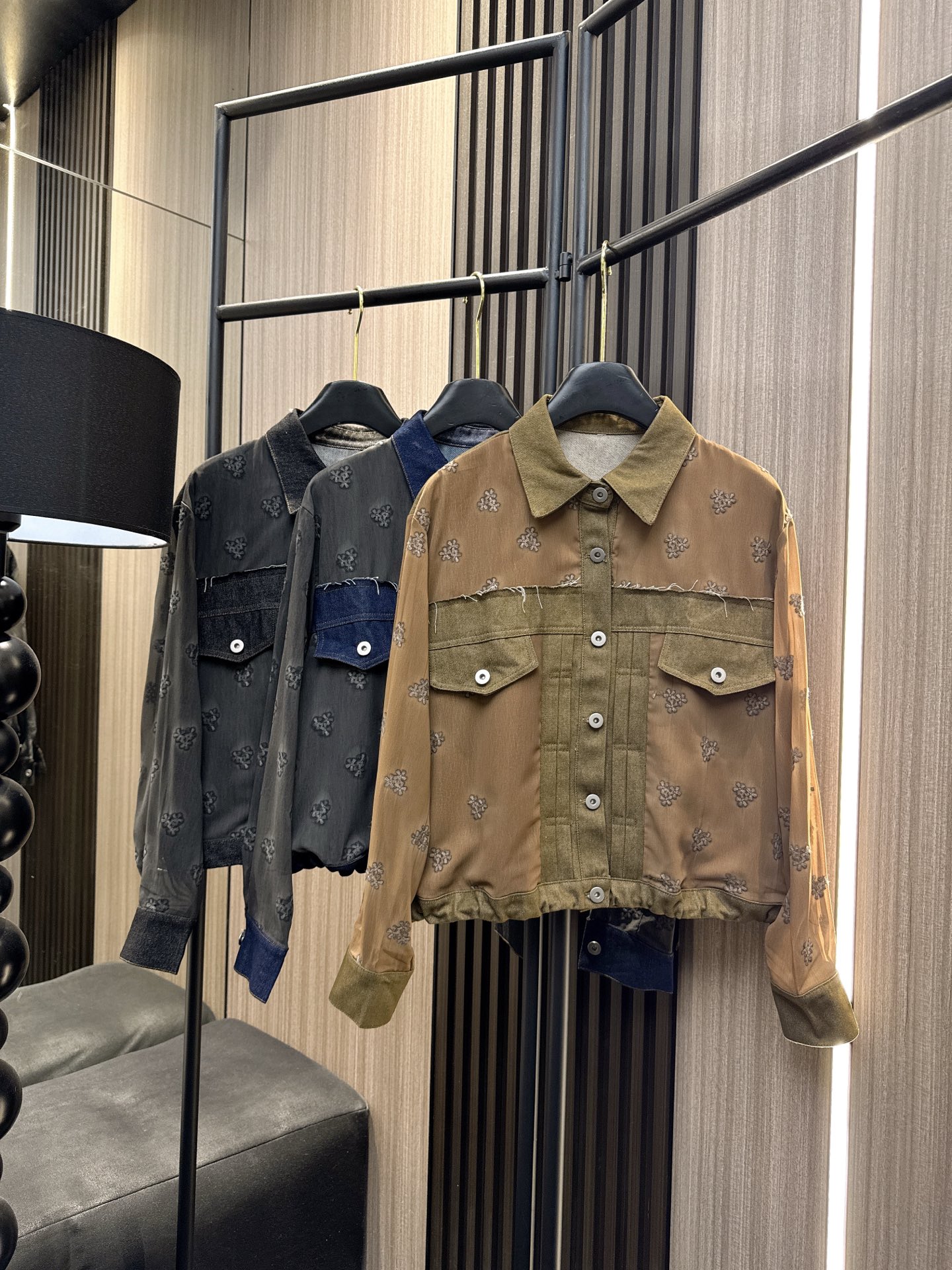 ✨✨✨Sacai✨✨✨2025秋冬新款💫花朵刺绣拼接牛仔长袖上衣💫精选舒适牛仔面料，独特的花朵刺绣工艺，