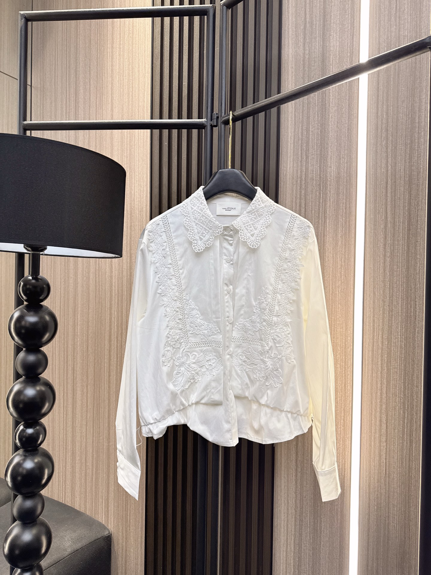 ✨✨✨伊莎贝尔✨✨✨2025秋冬新款💫刺绣翻领衬衫❤️ 精致花边拼接+立体刺绣工艺，百搭不挑身材！经典爆