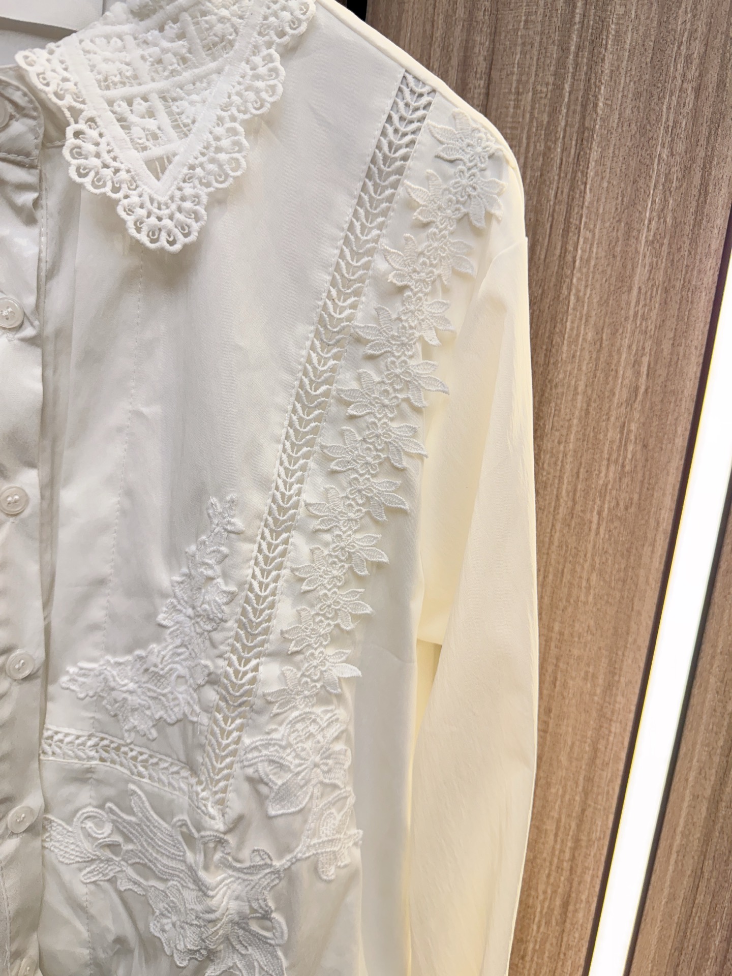 ✨✨✨伊莎贝尔✨✨✨2025秋冬新款💫刺绣翻领衬衫❤️ 精致花边拼接+立体刺绣工艺，百搭不挑身材！经典爆