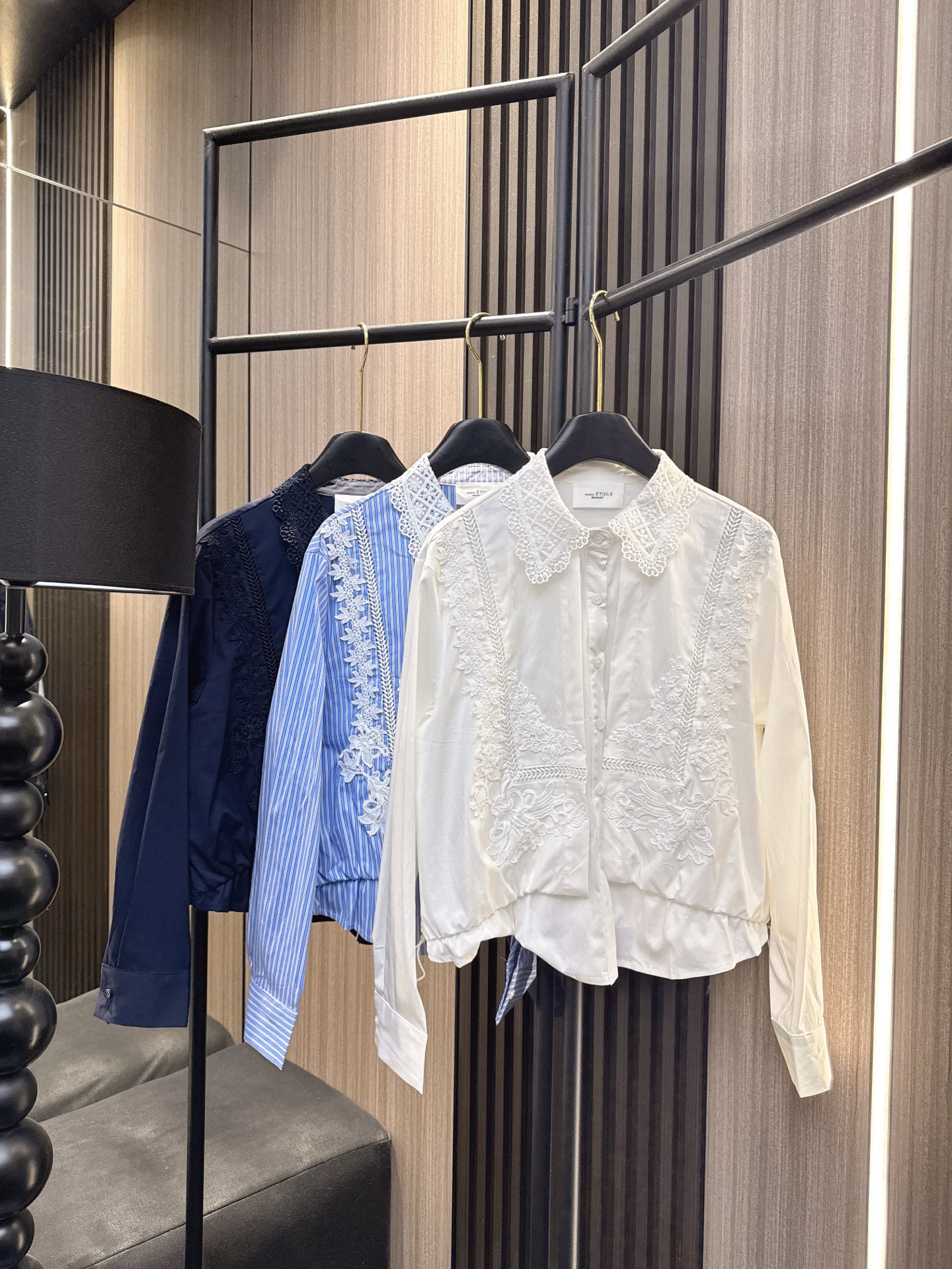 ✨✨✨伊莎贝尔✨✨✨2025秋冬新款💫刺绣翻领衬衫❤️ 精致花边拼接+立体刺绣工艺，百搭不挑身材！经典爆