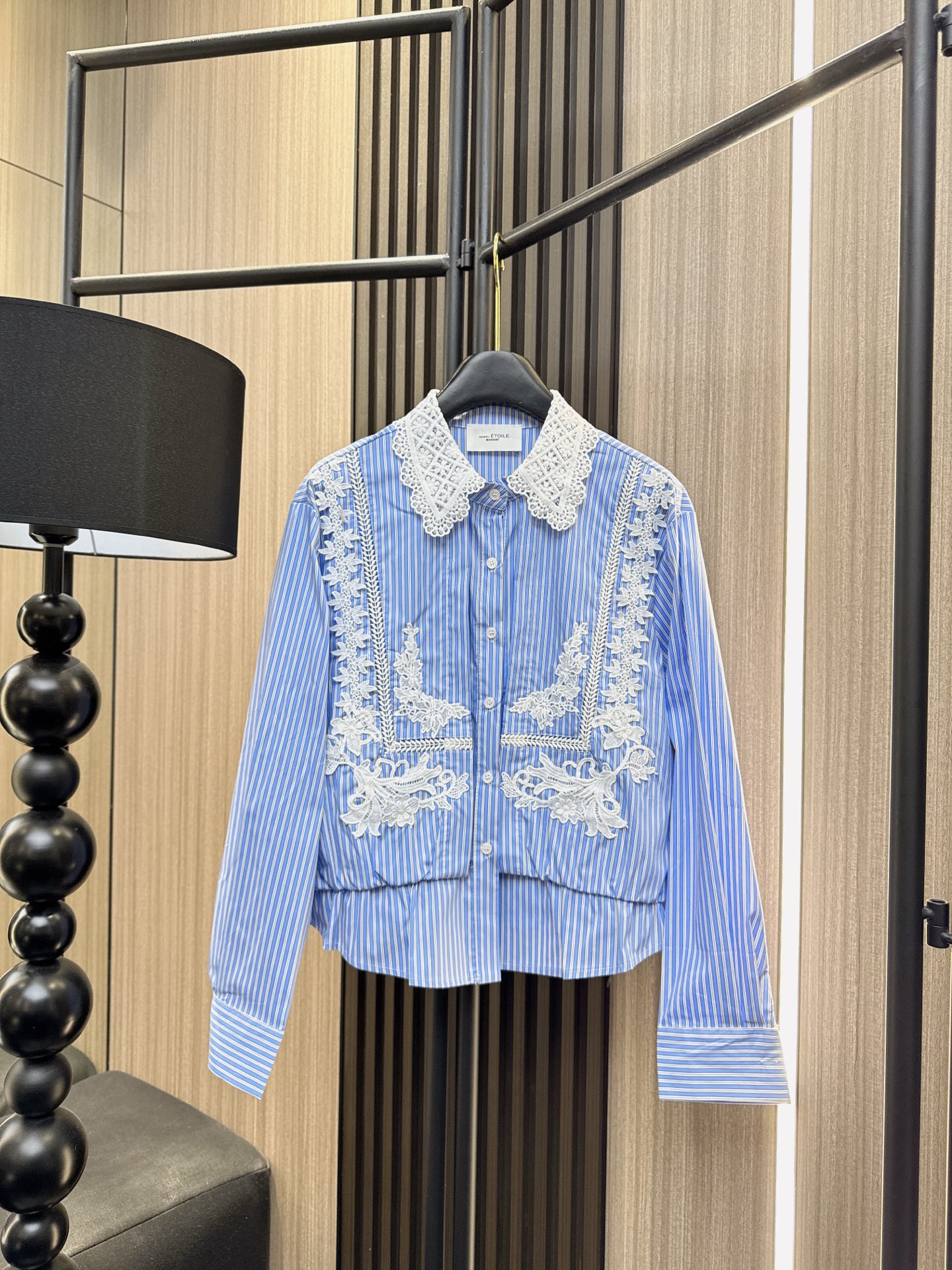 ✨✨✨伊莎贝尔✨✨✨2025秋冬新款💫刺绣翻领衬衫❤️ 精致花边拼接+立体刺绣工艺，百搭不挑身材！经典爆