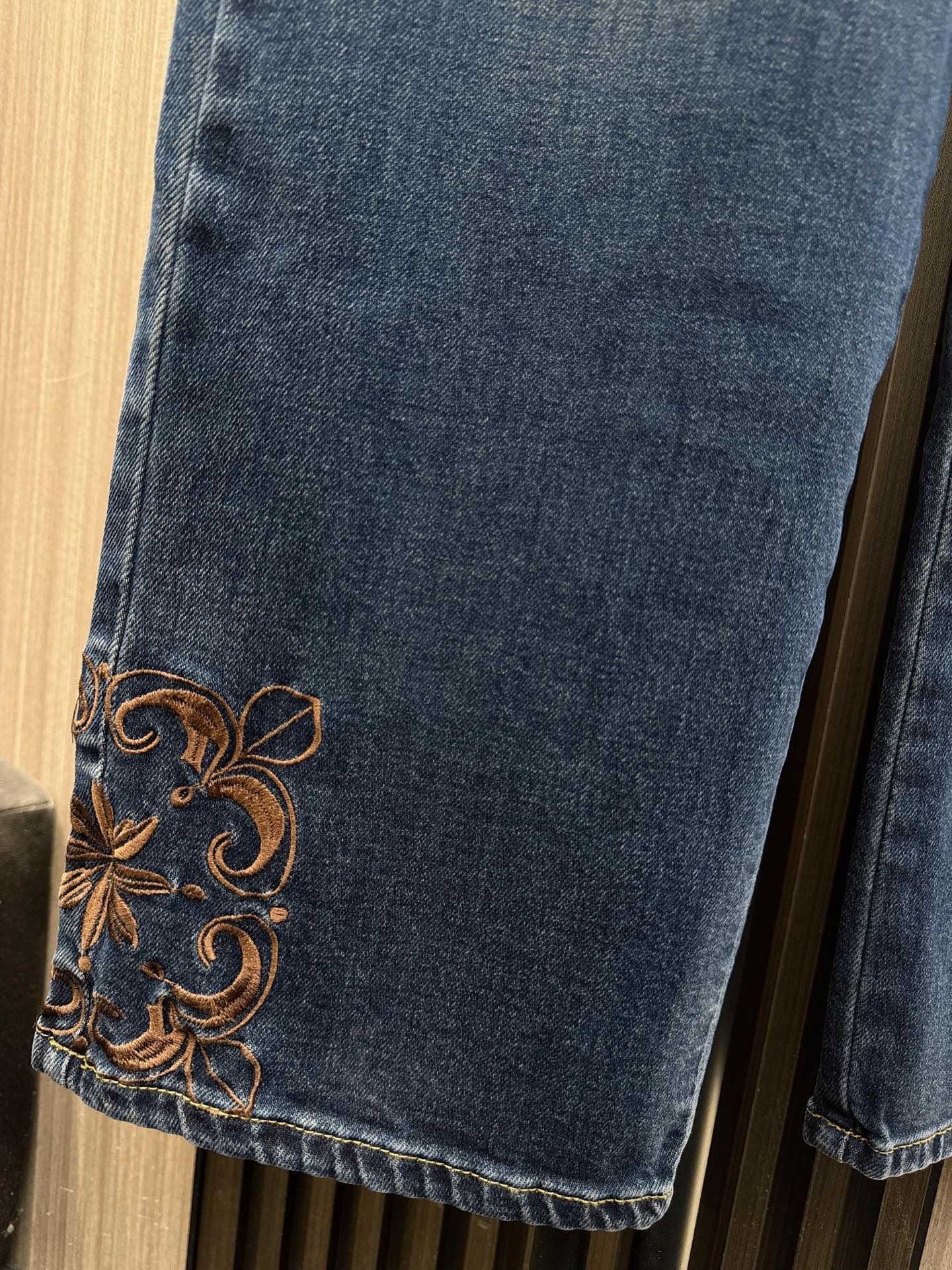 ✨✨✨伊莎贝尔✨✨✨2025秋冬新款💫【国风刺绣·潮范十足】全新上架裤脚国风刺绣直筒阔腿牛仔裤！精致刺绣