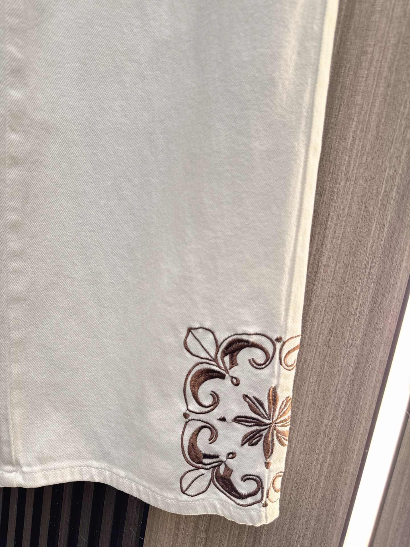 ✨✨✨伊莎贝尔✨✨✨2025秋冬新款💫【国风刺绣·潮范十足】全新上架裤脚国风刺绣直筒阔腿牛仔裤！精致刺绣