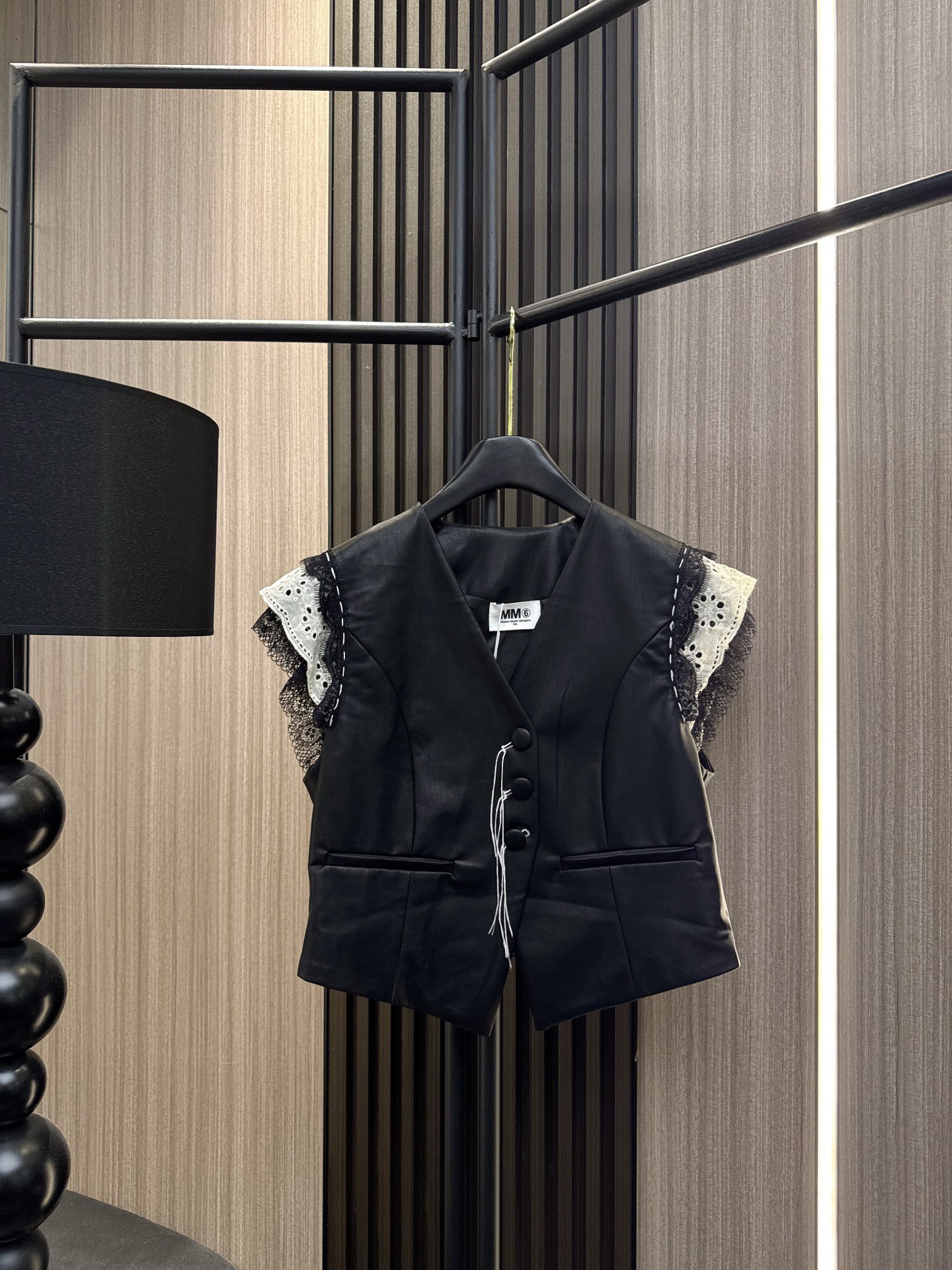 ✨✨✨MM6✨✨✨2025秋冬爆款💫【MM6Pu皮 飞边蕾丝袖纽扣开衫马夹】上新！✨精选优质PU皮革材质