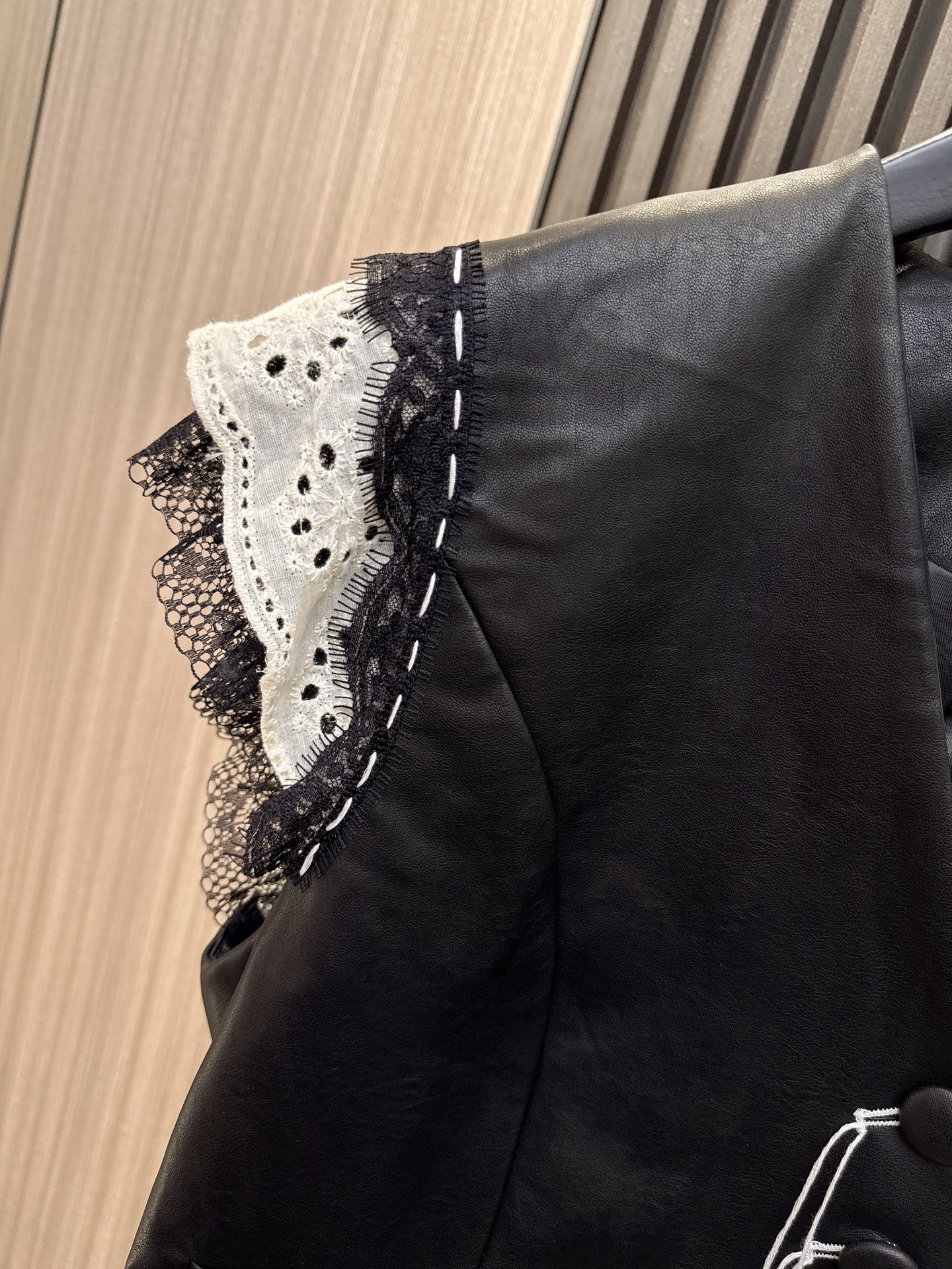 ✨✨✨MM6✨✨✨2025秋冬爆款💫【MM6Pu皮 飞边蕾丝袖纽扣开衫马夹】上新！✨精选优质PU皮革材质