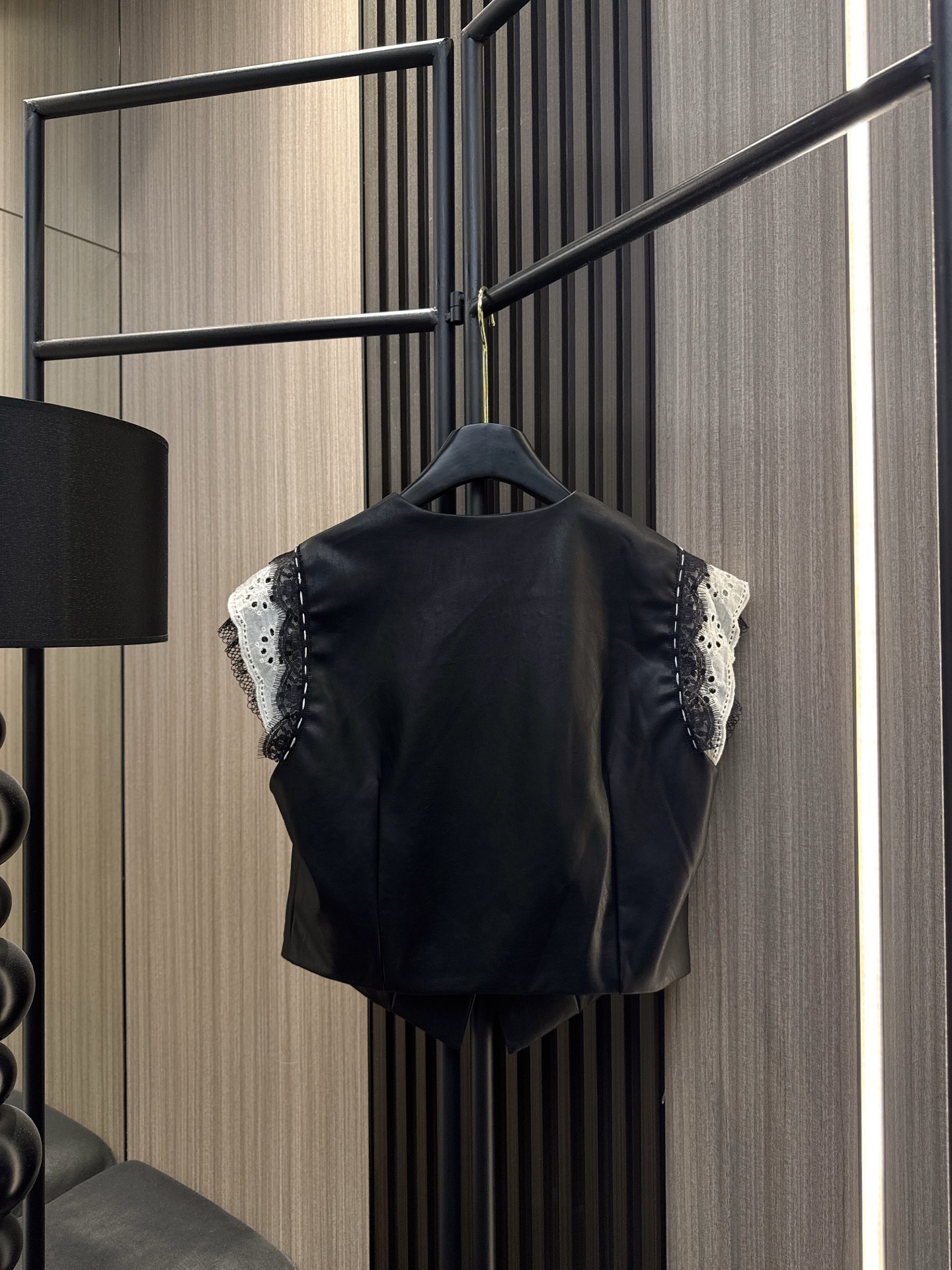 ✨✨✨MM6✨✨✨2025秋冬爆款💫【MM6Pu皮 飞边蕾丝袖纽扣开衫马夹】上新！✨精选优质PU皮革材质