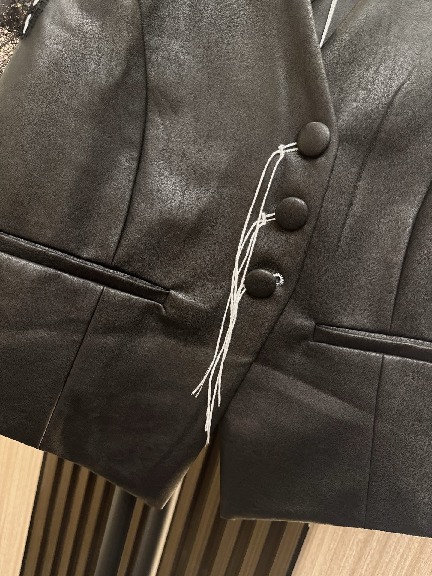 ✨✨✨MM6✨✨✨2025秋冬爆款💫【MM6Pu皮 飞边蕾丝袖纽扣开衫马夹】上新！✨精选优质PU皮革材质