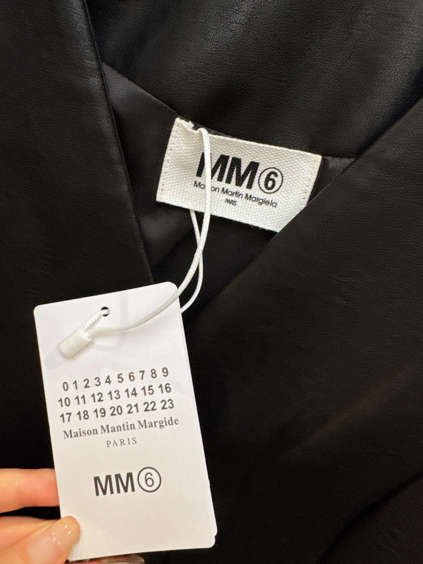 ✨✨✨MM6✨✨✨2025秋冬爆款💫【MM6Pu皮 飞边蕾丝袖纽扣开衫马夹】上新！✨精选优质PU皮革材质