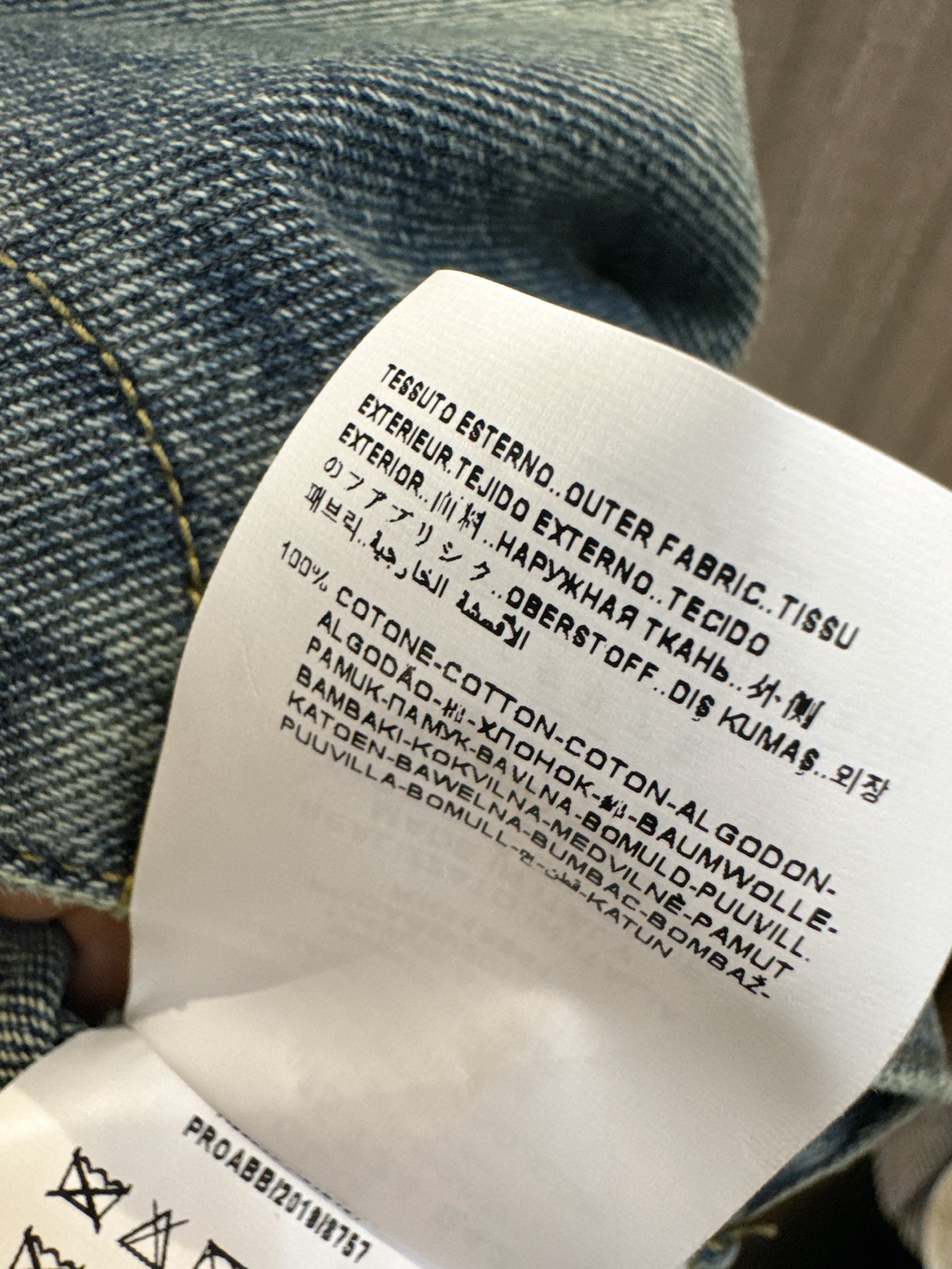 ✨✨✨范思哲✨✨✨2025秋冬新款💫重工钉珠开衫牛仔外套，奢华匠心的完美演绎！✨ 领口独特皮带设计，彰显