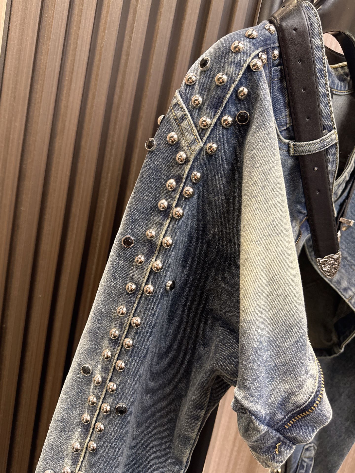 ✨✨✨范思哲✨✨✨2025秋冬新款💫重工钉珠开衫牛仔外套，奢华匠心的完美演绎！✨ 领口独特皮带设计，彰显