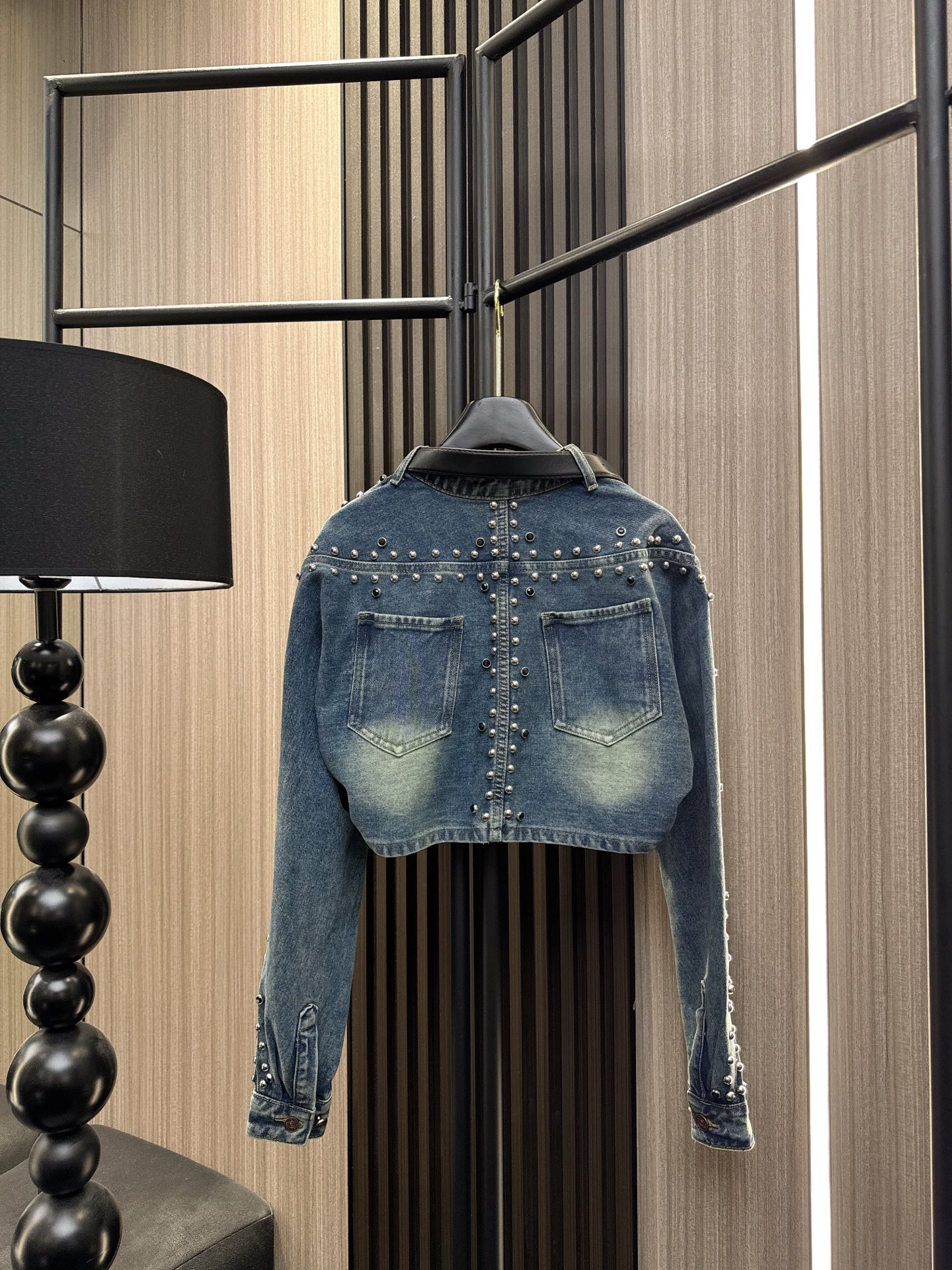 ✨✨✨范思哲✨✨✨2025秋冬新款💫重工钉珠开衫牛仔外套，奢华匠心的完美演绎！✨ 领口独特皮带设计，彰显