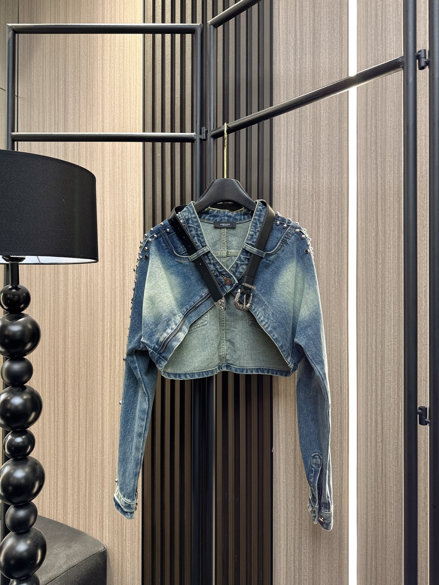 ✨✨✨范思哲✨✨✨2025秋冬新款💫重工钉珠开衫牛仔外套，奢华匠心的完美演绎！✨ 领口独特皮带设计，彰显