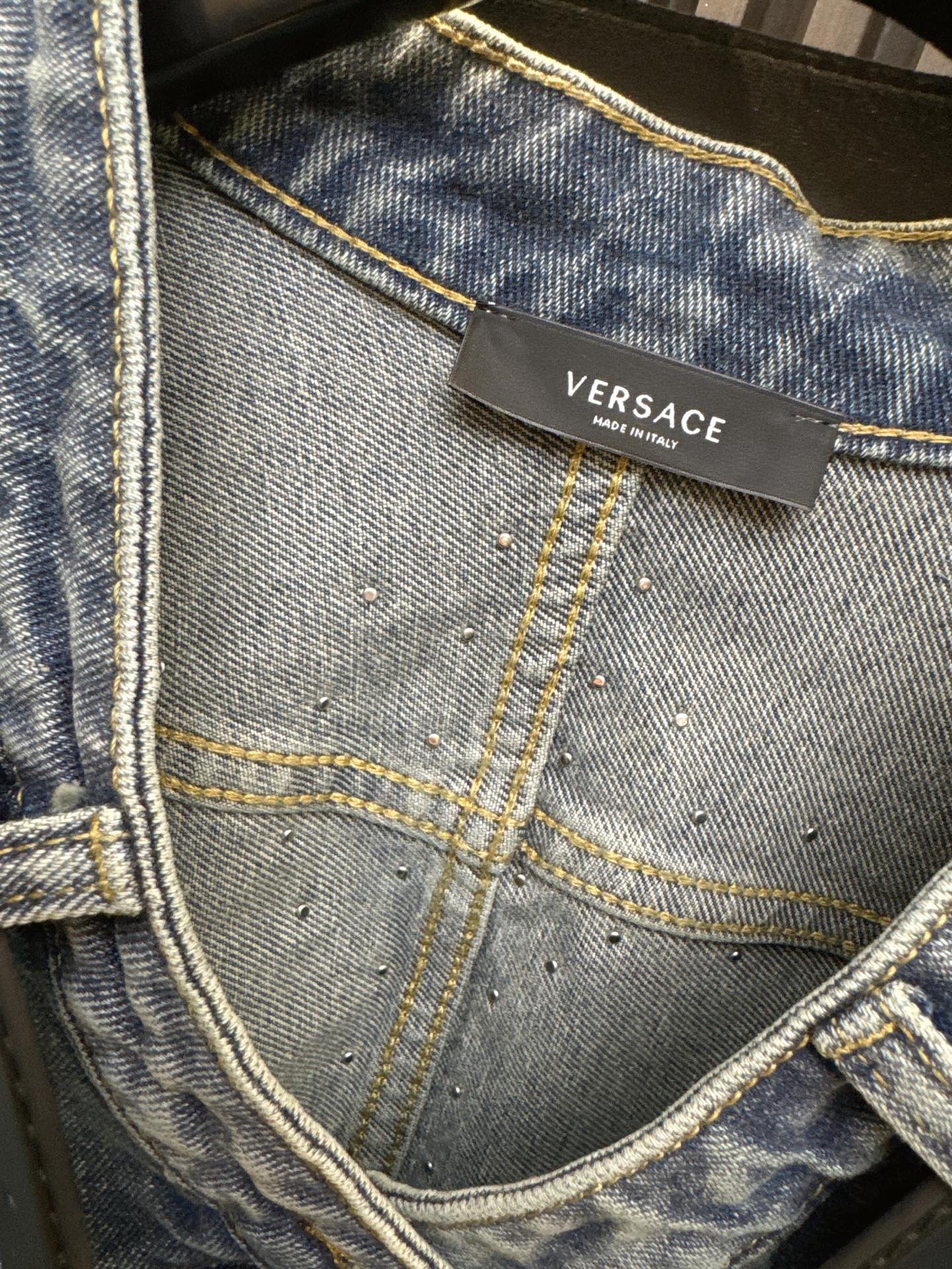 ✨✨✨范思哲✨✨✨2025秋冬新款💫重工钉珠开衫牛仔外套，奢华匠心的完美演绎！✨ 领口独特皮带设计，彰显