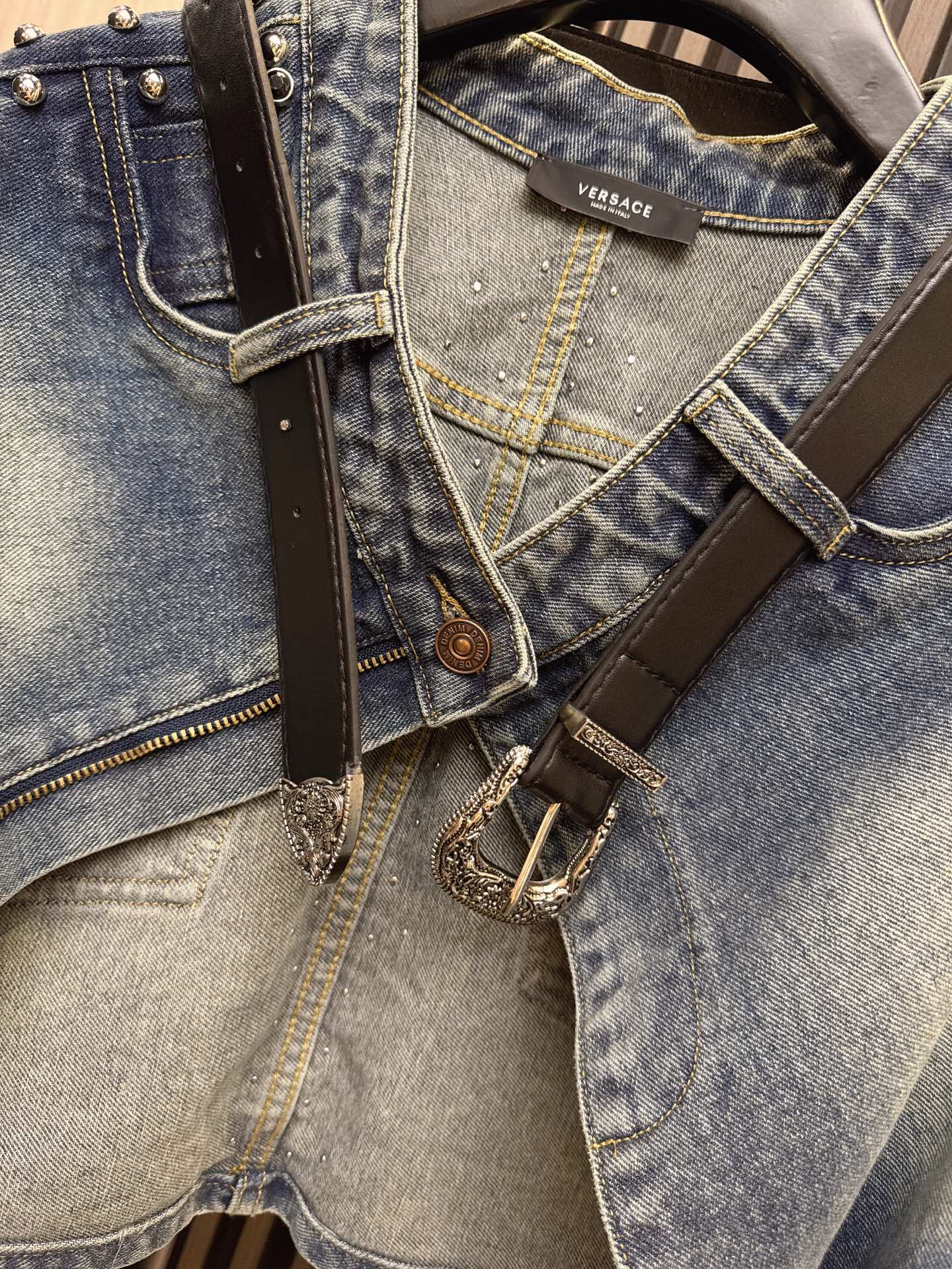 ✨✨✨范思哲✨✨✨2025秋冬新款💫重工钉珠开衫牛仔外套，奢华匠心的完美演绎！✨ 领口独特皮带设计，彰显