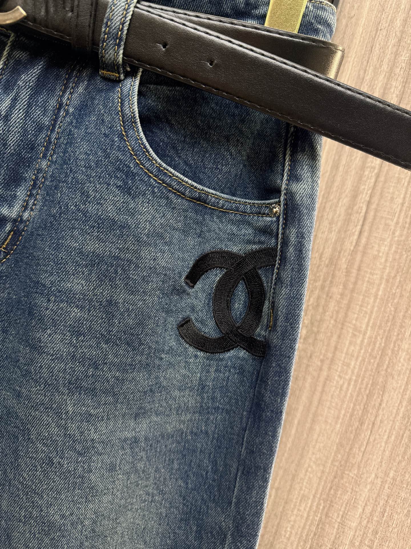 ✨✨✨小香✨✨✨2025秋冬新款💫小香风腰带Logo直筒牛仔裤✨ 🔥经典小香风金属扣腰带设计+立体剪裁直