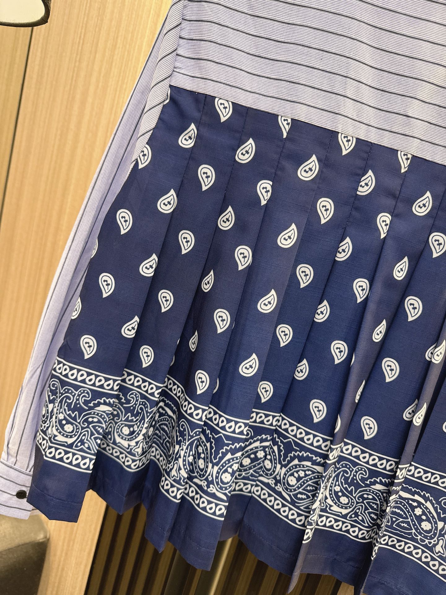 ✨✨✨Sacai✨✨✨ 2025秋冬新款💫印花条纹压褶衬衫！独创立体压褶工艺，打造层次感时髦造型。宽松版