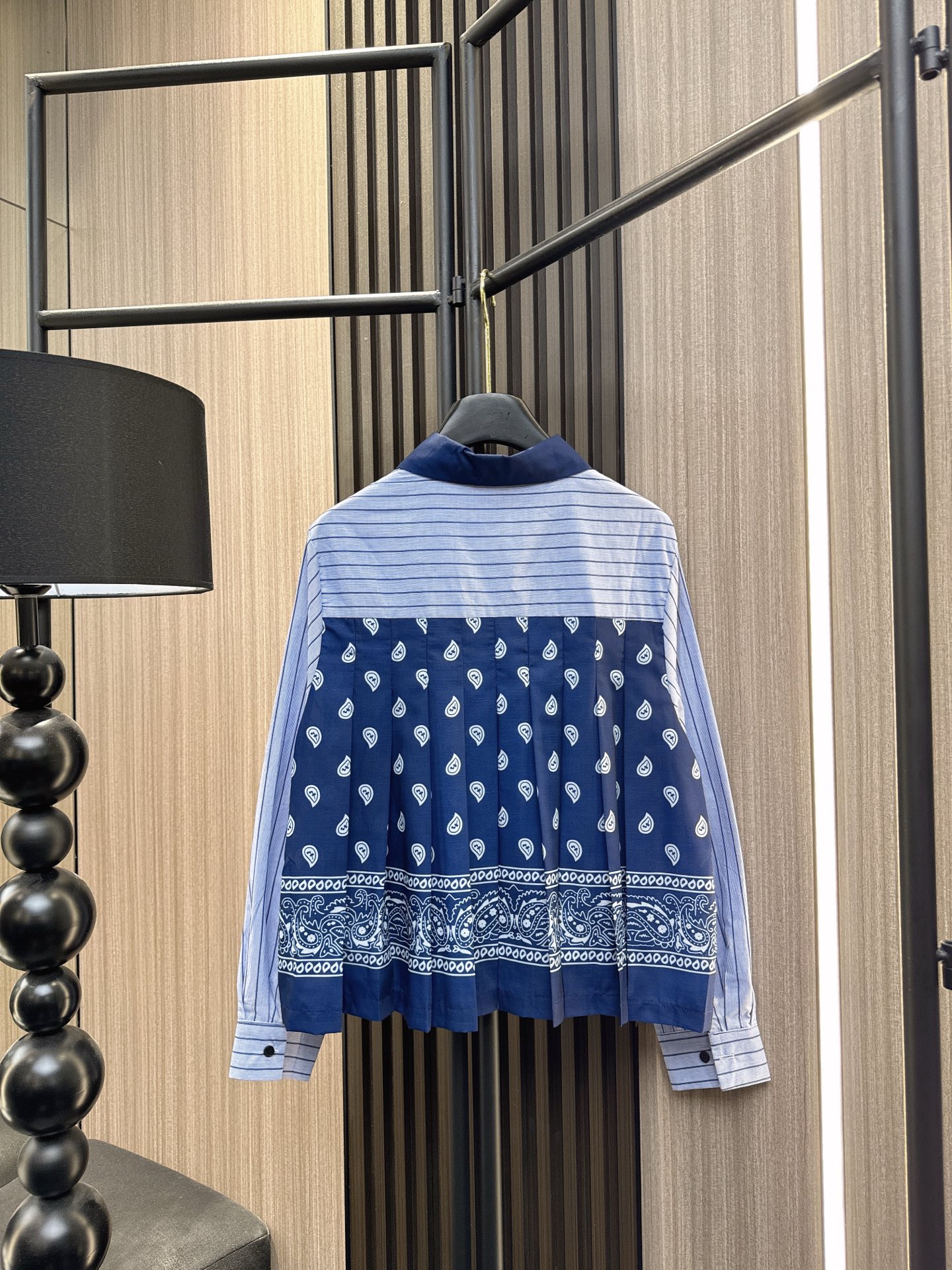 ✨✨✨Sacai✨✨✨ 2025秋冬新款💫印花条纹压褶衬衫！独创立体压褶工艺，打造层次感时髦造型。宽松版