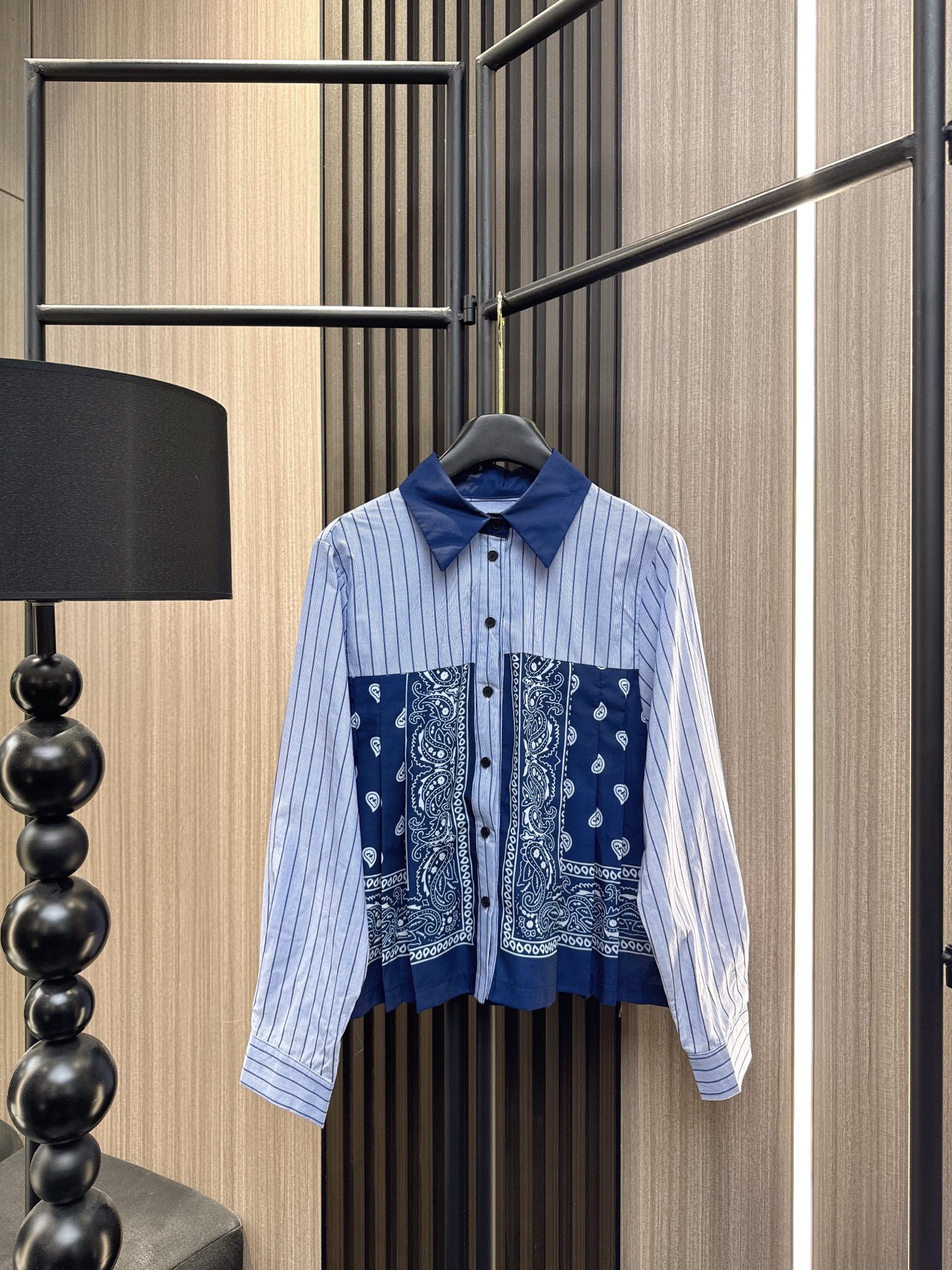 ✨✨✨Sacai✨✨✨ 2025秋冬新款💫印花条纹压褶衬衫！独创立体压褶工艺，打造层次感时髦造型。宽松版