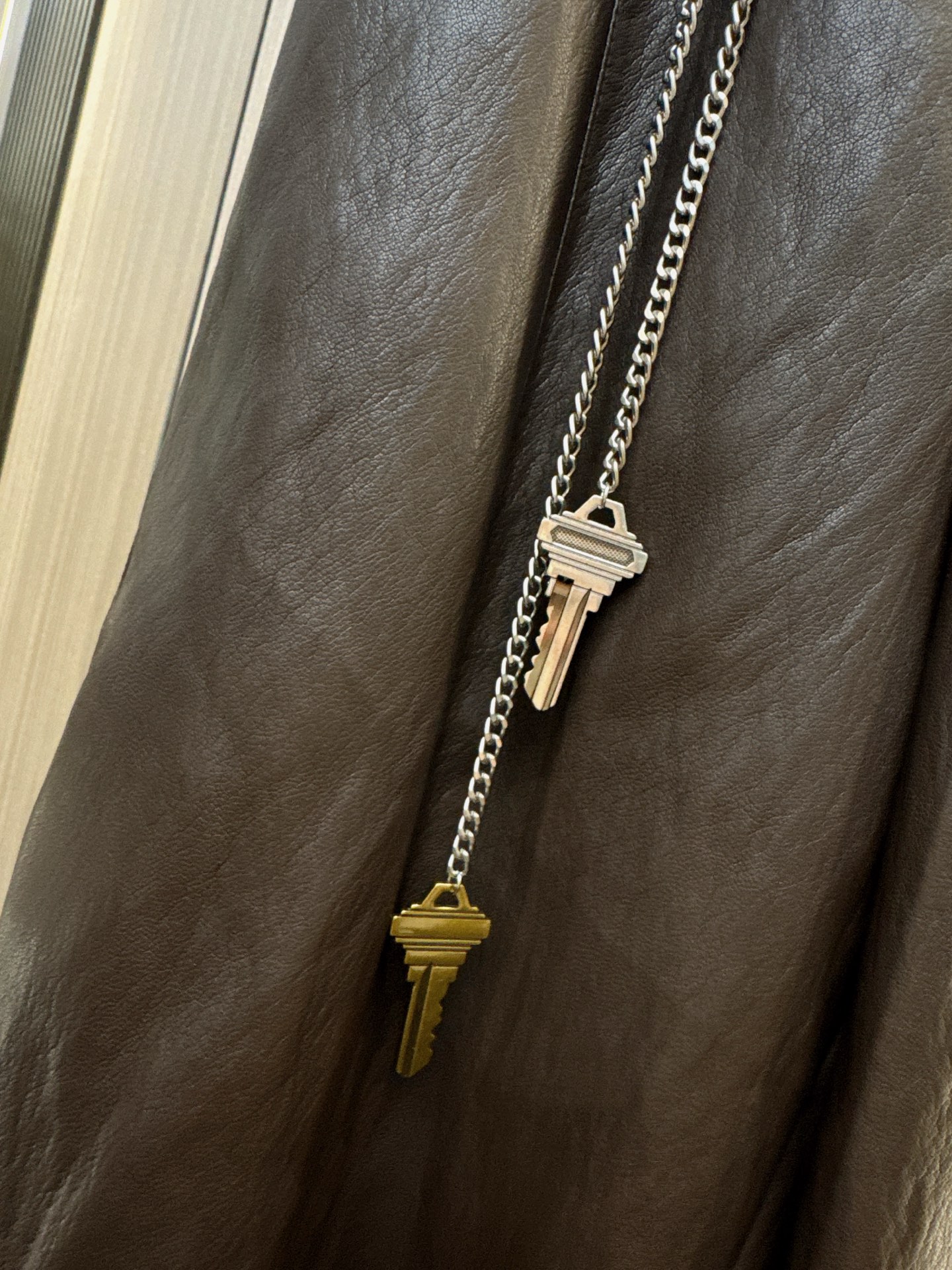 ✨✨✨LOEWE✨✨✨2025秋冬新款💫设计感PU皮钥匙链腰带七分裤！ 👉高级哑光皮质 + 金属链条装饰