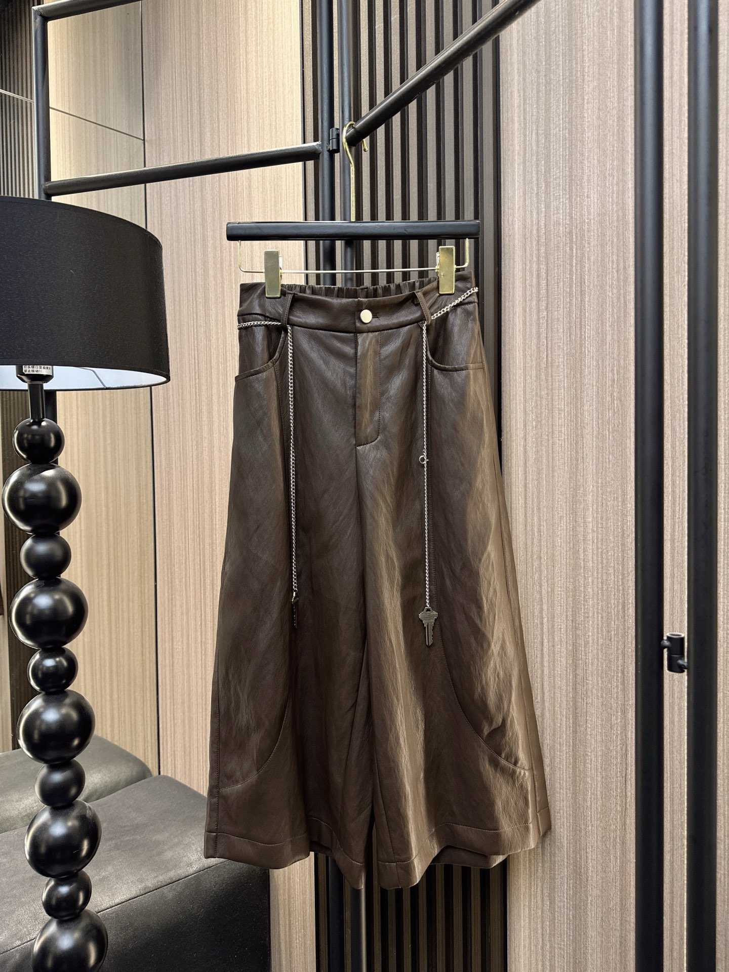 ✨✨✨LOEWE✨✨✨2025秋冬新款💫设计感PU皮钥匙链腰带七分裤！ 👉高级哑光皮质 + 金属链条装饰