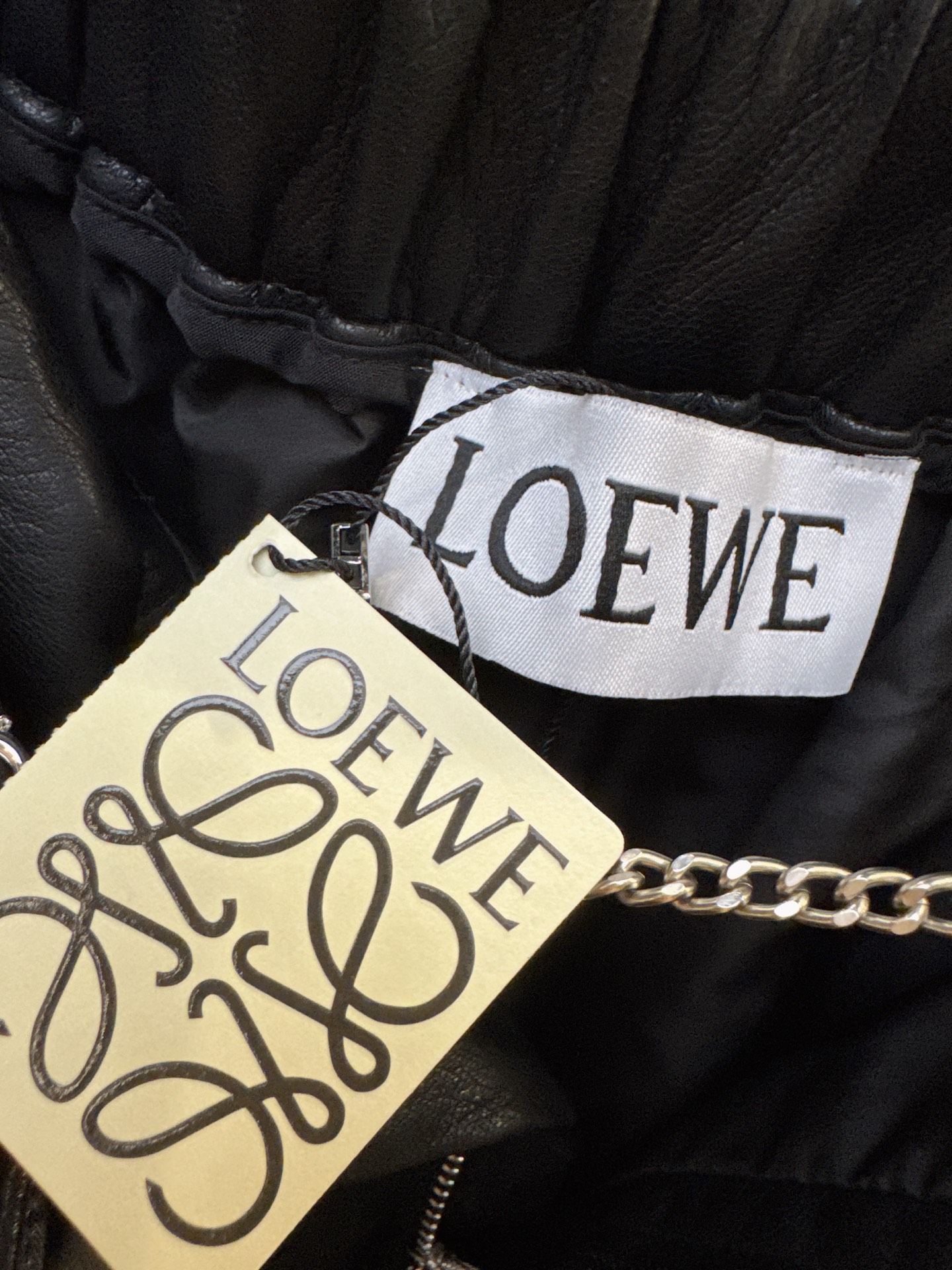✨✨✨LOEWE✨✨✨2025秋冬新款💫设计感PU皮钥匙链腰带七分裤！ 👉高级哑光皮质 + 金属链条装饰