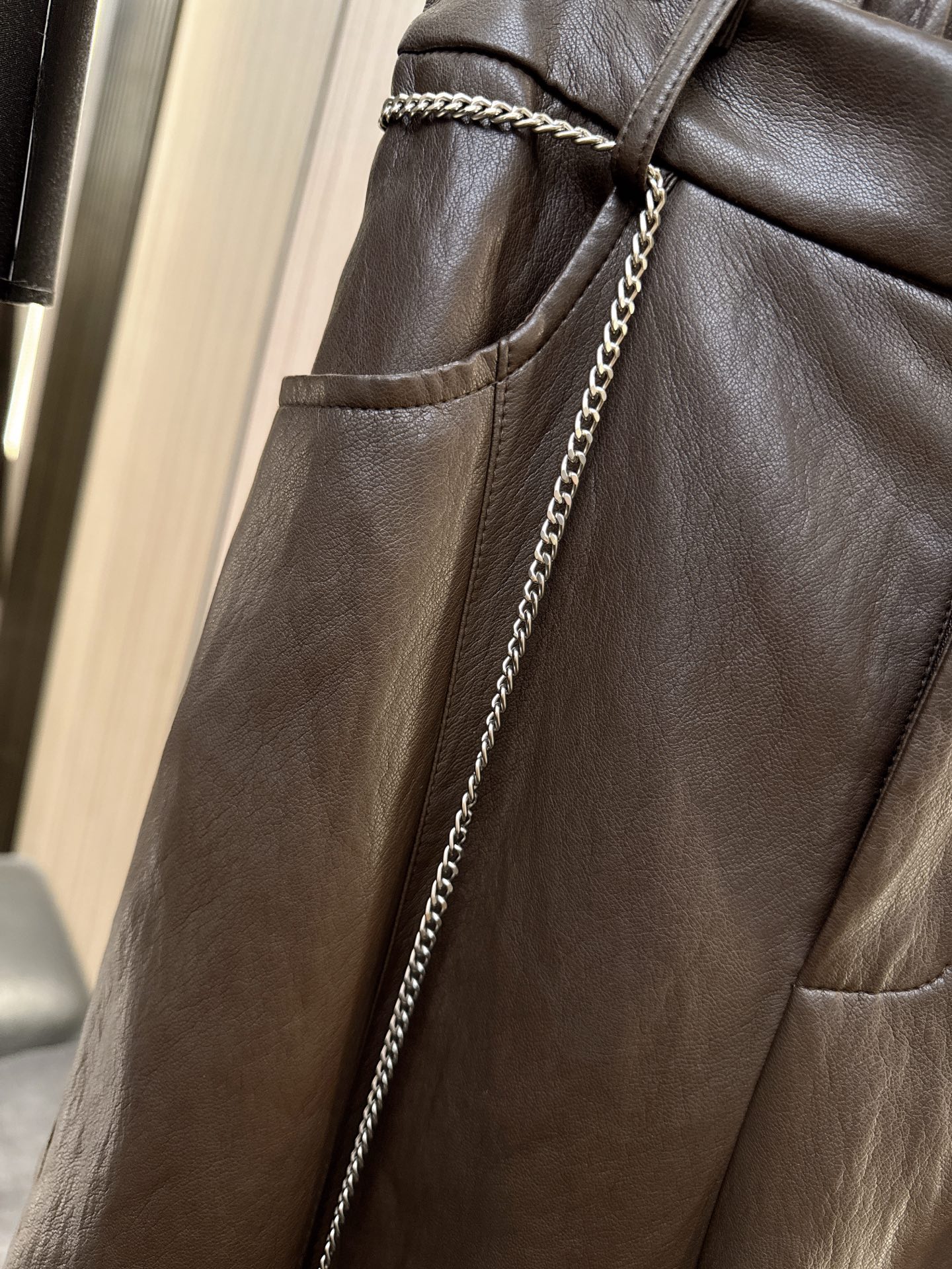 ✨✨✨LOEWE✨✨✨2025秋冬新款💫设计感PU皮钥匙链腰带七分裤！ 👉高级哑光皮质 + 金属链条装饰