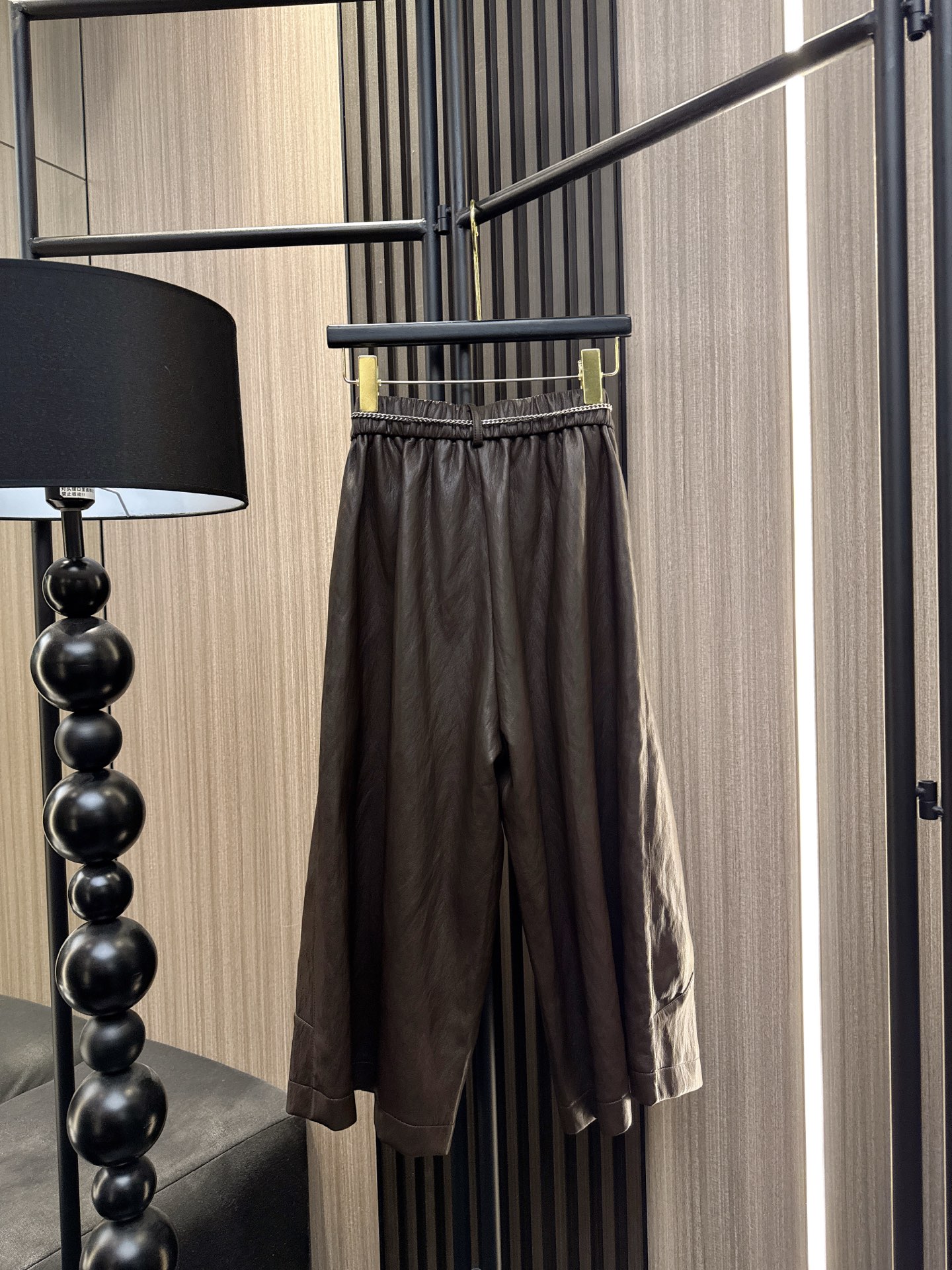 ✨✨✨LOEWE✨✨✨2025秋冬新款💫设计感PU皮钥匙链腰带七分裤！ 👉高级哑光皮质 + 金属链条装饰