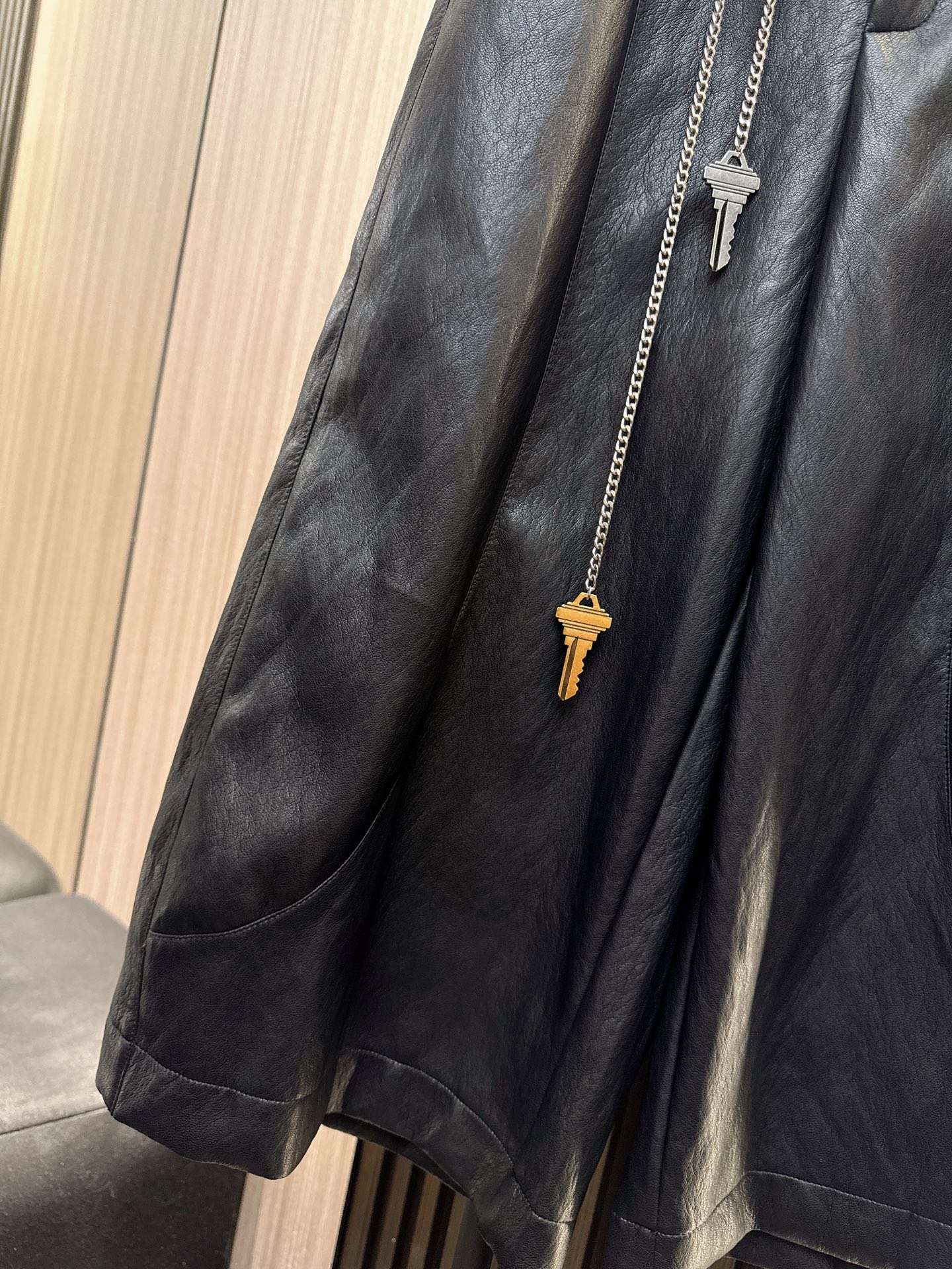 ✨✨✨LOEWE✨✨✨2025秋冬新款💫设计感PU皮钥匙链腰带七分裤！ 👉高级哑光皮质 + 金属链条装饰