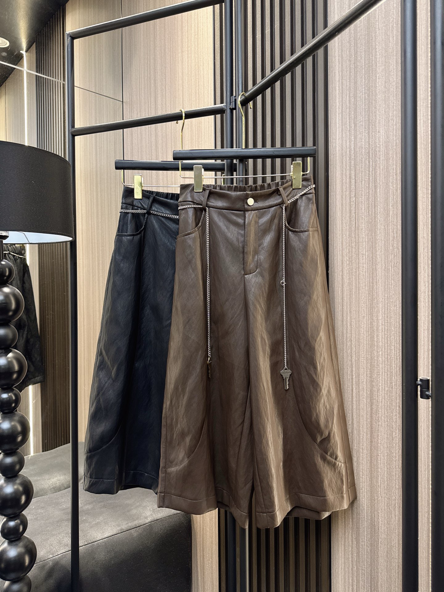 ✨✨✨LOEWE✨✨✨2025秋冬新款💫设计感PU皮钥匙链腰带七分裤！ 👉高级哑光皮质 + 金属链条装饰