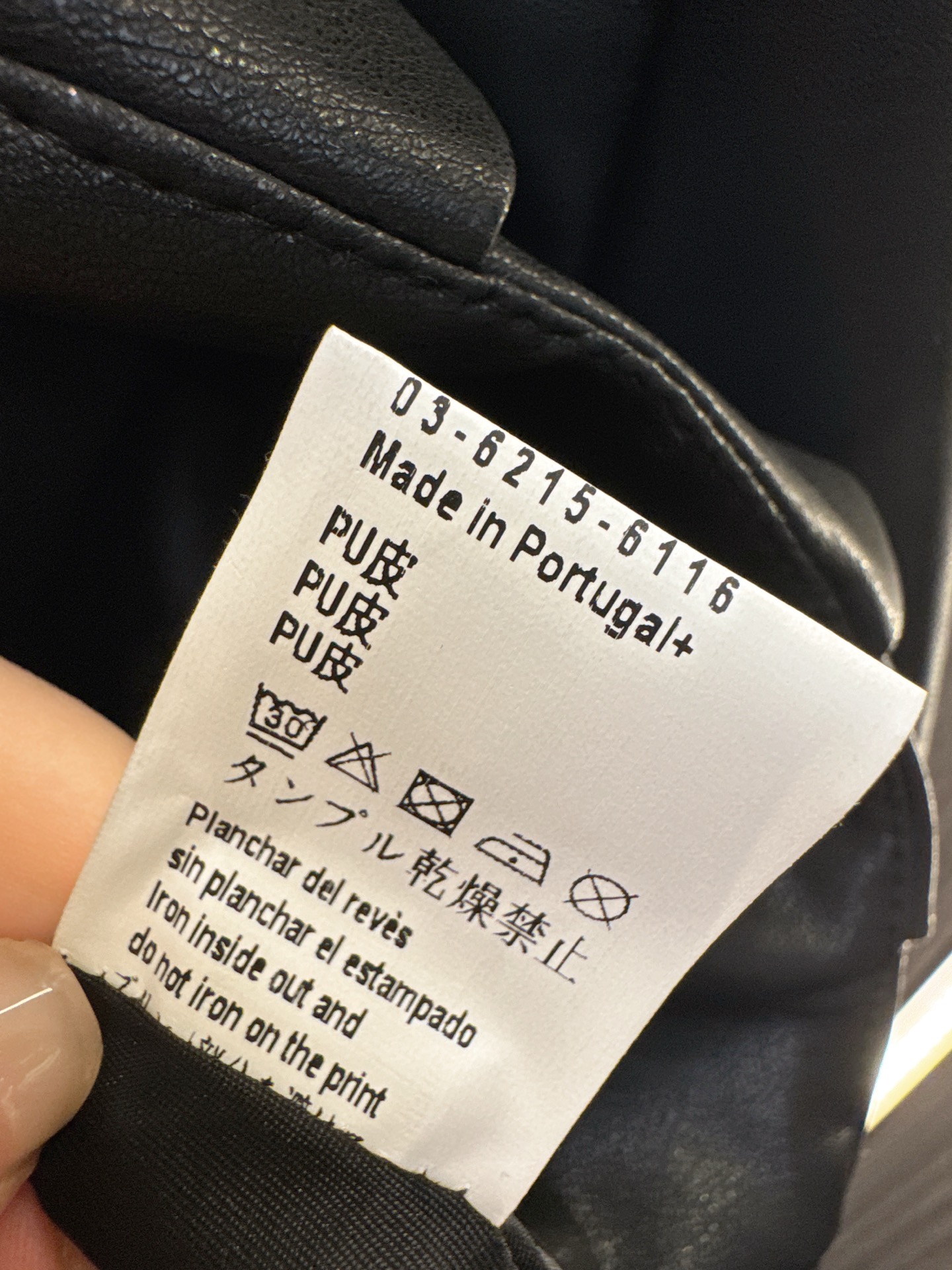 ✨✨✨LOEWE✨✨✨2025秋冬新款💫风格演绎！精选PU皮材质拉链外套，独特别致的下摆压褶设计搭配利落