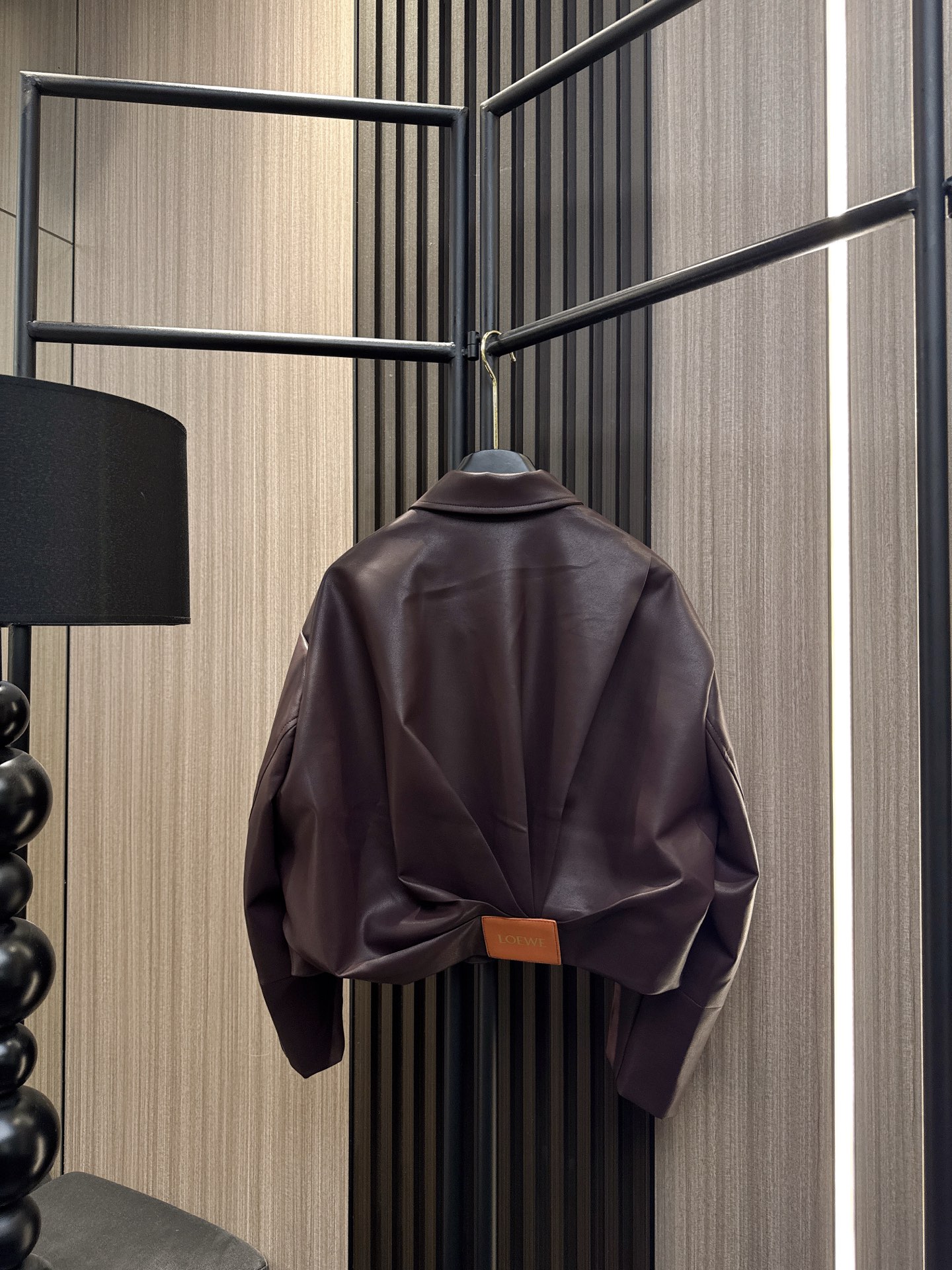 ✨✨✨LOEWE✨✨✨2025秋冬新款💫风格演绎！精选PU皮材质拉链外套，独特别致的下摆压褶设计搭配利落