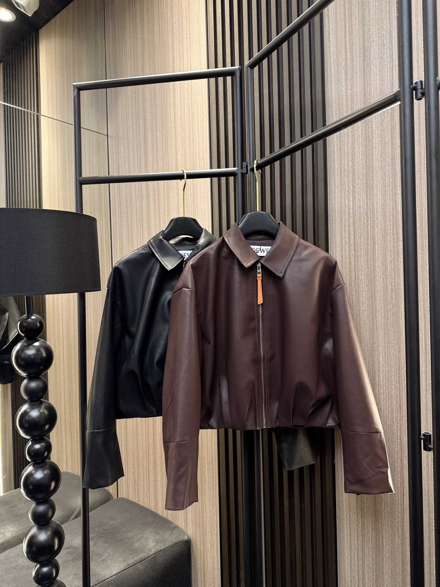 ✨✨✨LOEWE✨✨✨2025秋冬新款💫风格演绎！精选PU皮材质拉链外套，独特别致的下摆压褶设计搭配利落