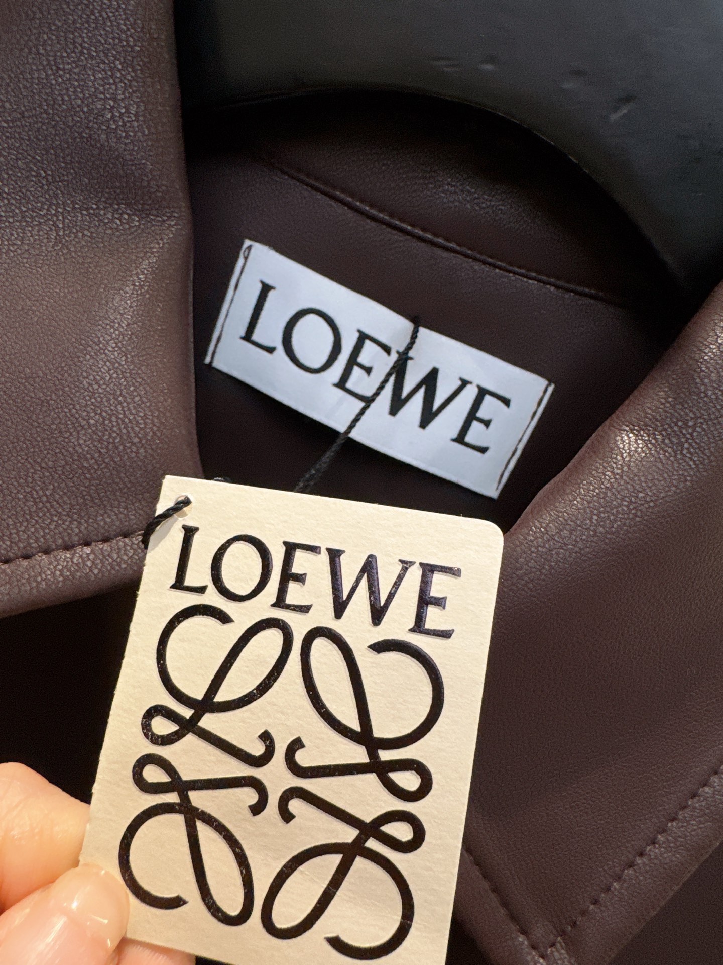 ✨✨✨LOEWE✨✨✨2025秋冬新款💫风格演绎！精选PU皮材质拉链外套，独特别致的下摆压褶设计搭配利落