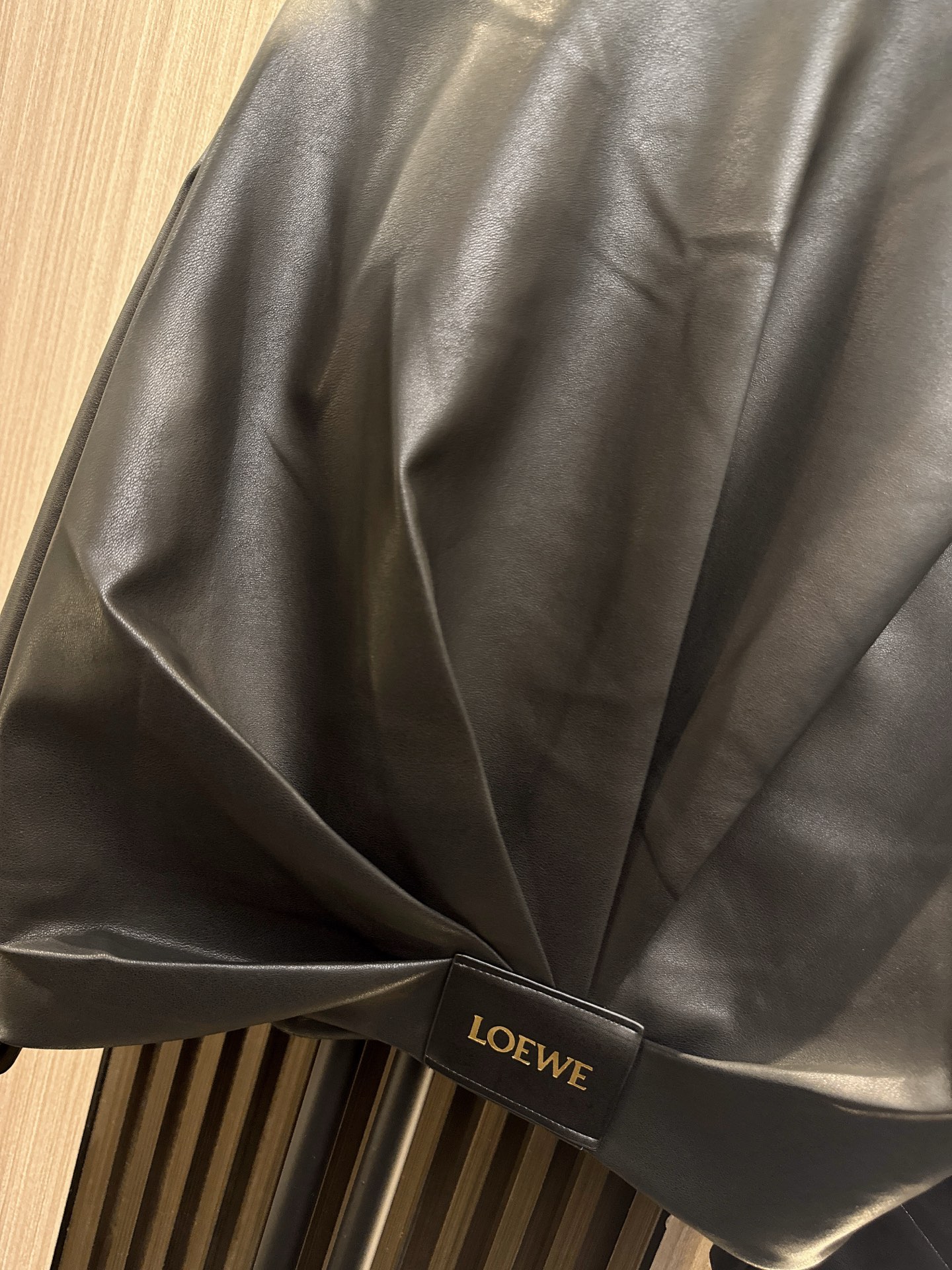 ✨✨✨LOEWE✨✨✨2025秋冬新款💫风格演绎！精选PU皮材质拉链外套，独特别致的下摆压褶设计搭配利落