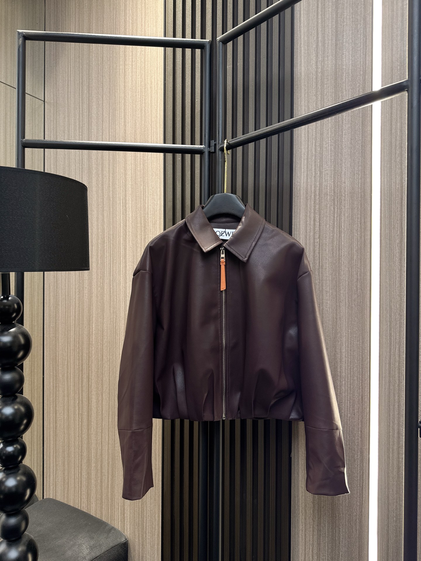 ✨✨✨LOEWE✨✨✨2025秋冬新款💫风格演绎！精选PU皮材质拉链外套，独特别致的下摆压褶设计搭配利落