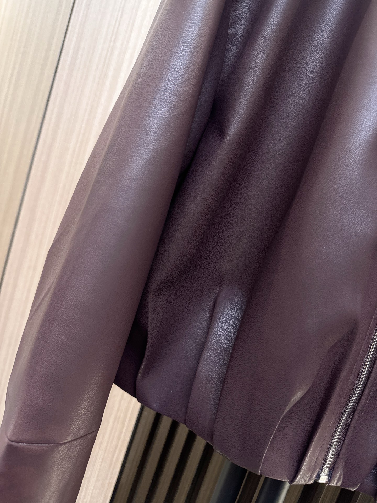 ✨✨✨LOEWE✨✨✨2025秋冬新款💫风格演绎！精选PU皮材质拉链外套，独特别致的下摆压褶设计搭配利落