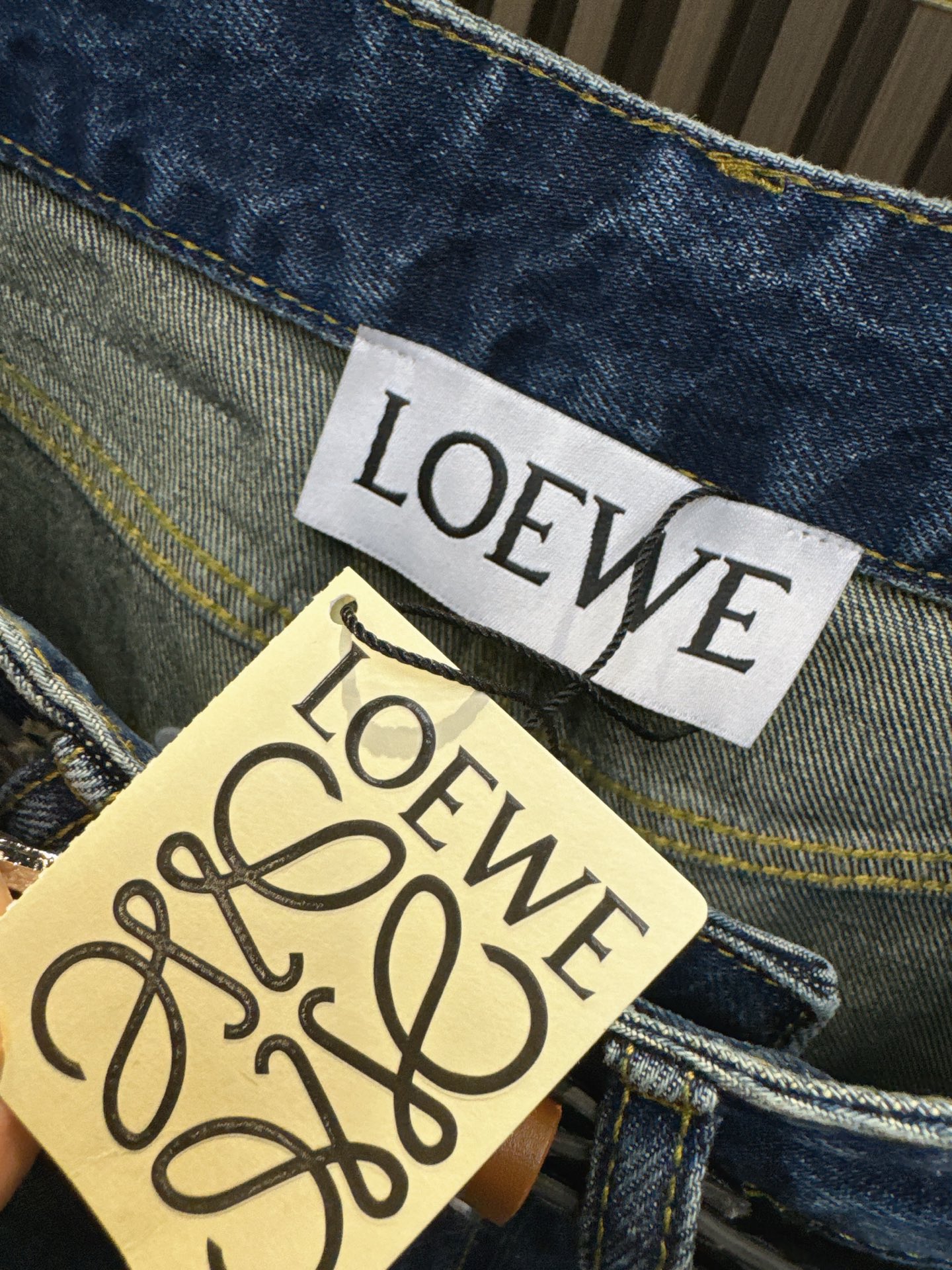 ✨✨✨LOEWE ✨✨✨2025秋冬爆款推荐！『弯刀膝盖打褶牛仔裤』震撼来袭！✨ 高级感与平价兼得，独特
