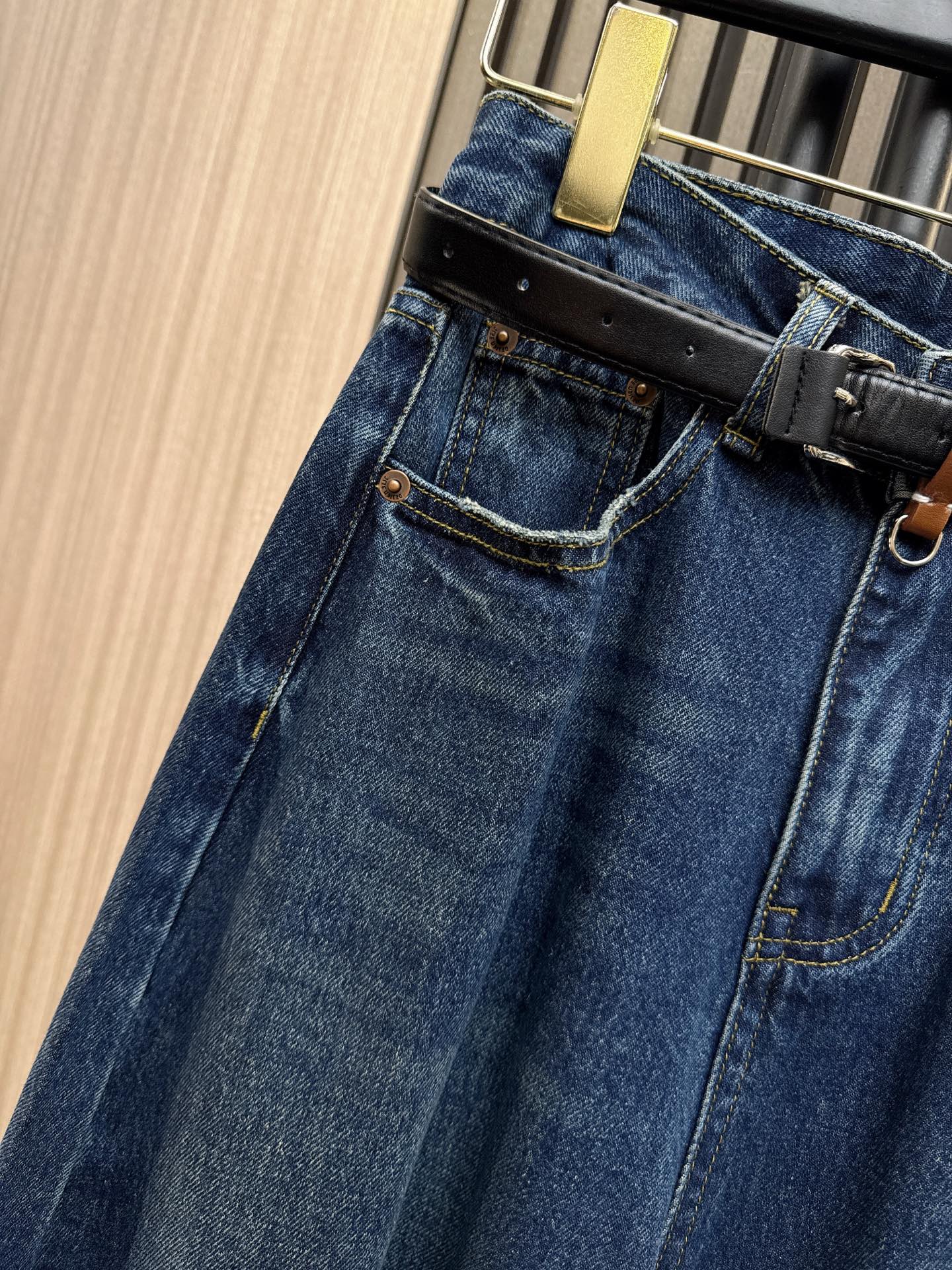 ✨✨✨LOEWE ✨✨✨2025秋冬爆款推荐！『弯刀膝盖打褶牛仔裤』震撼来袭！✨ 高级感与平价兼得，独特