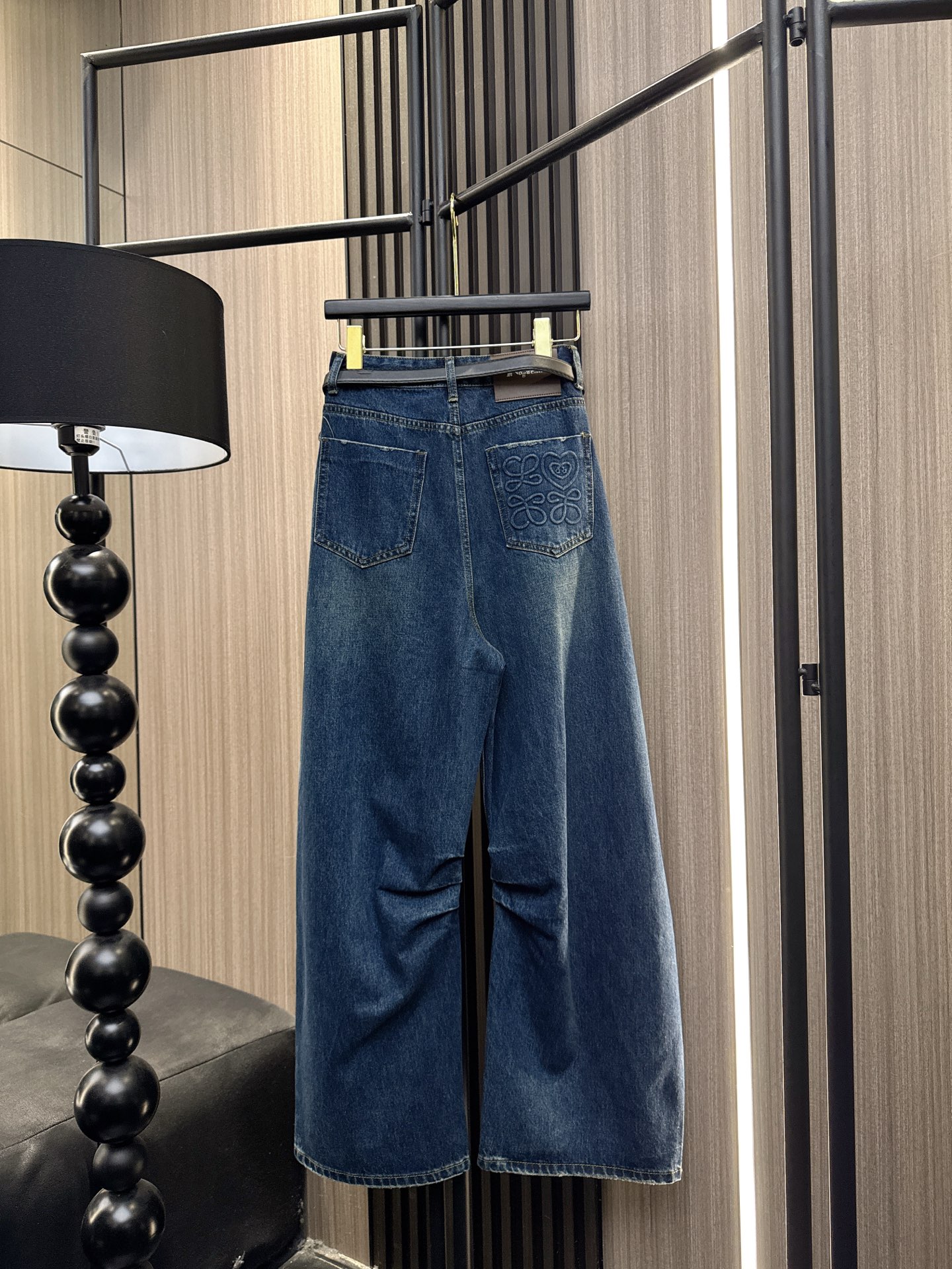 ✨✨✨LOEWE ✨✨✨2025秋冬爆款推荐！『弯刀膝盖打褶牛仔裤』震撼来袭！✨ 高级感与平价兼得，独特